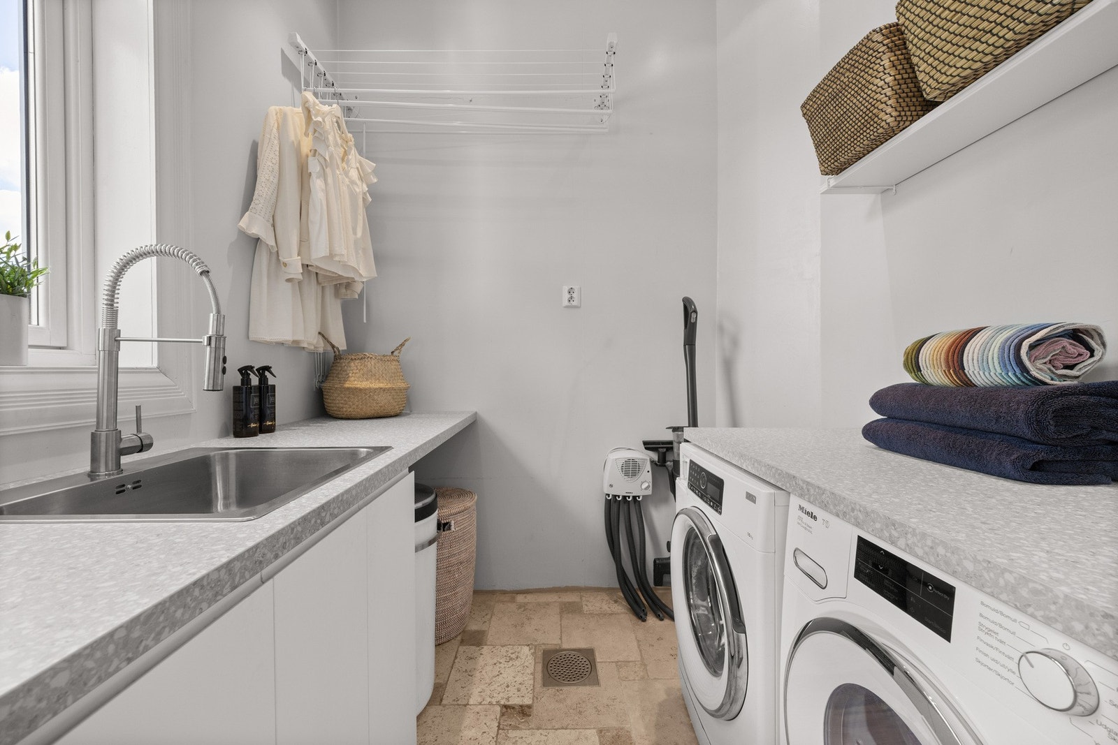 Ved kjøkkenet er det et praktisk vaskerom. Galleribilde