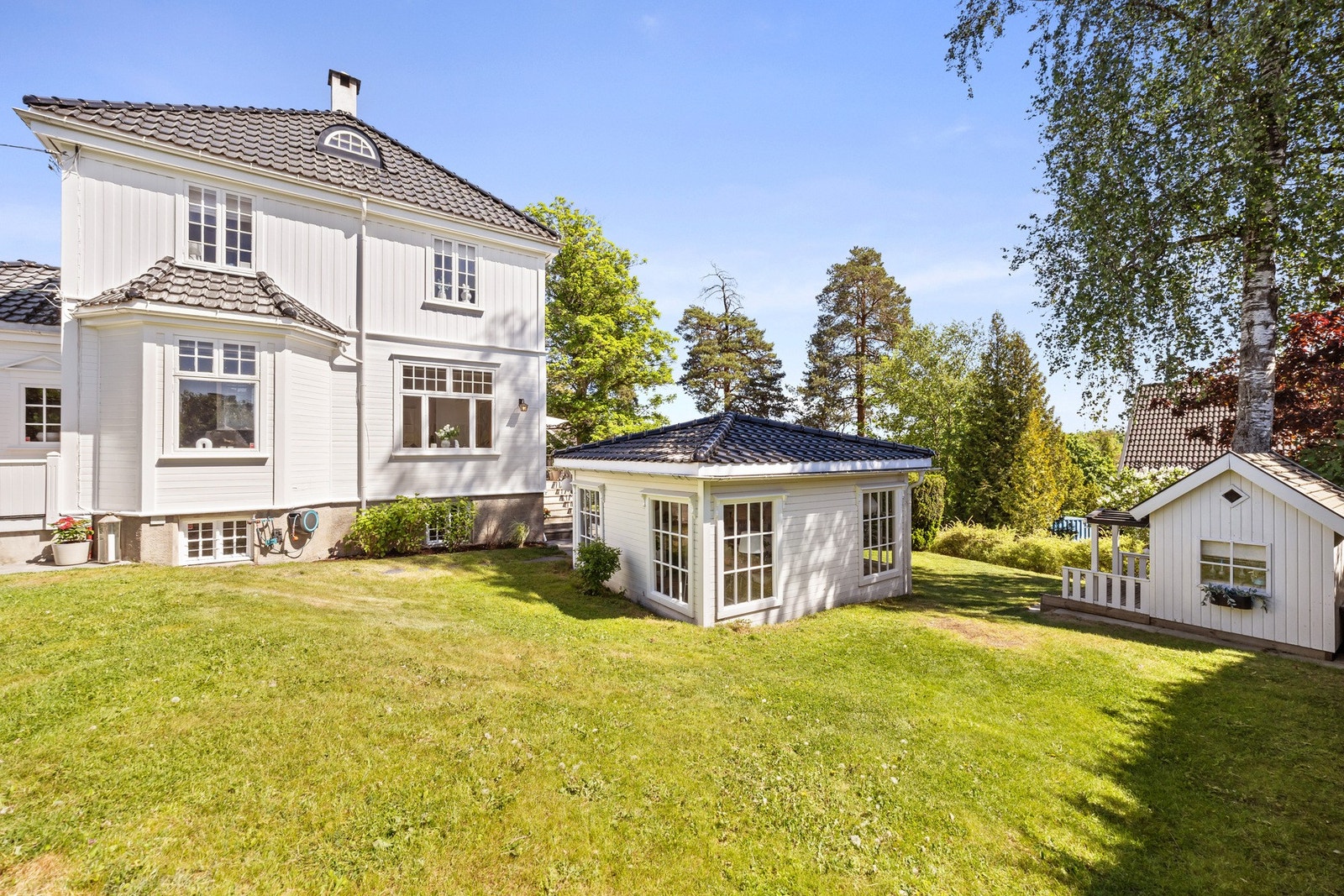 Hagen er en opplevelse i seg selv, med etablerte blomsterbed, syrintrær, hortensia, peoner, roser og rhododendron. Galleribilde