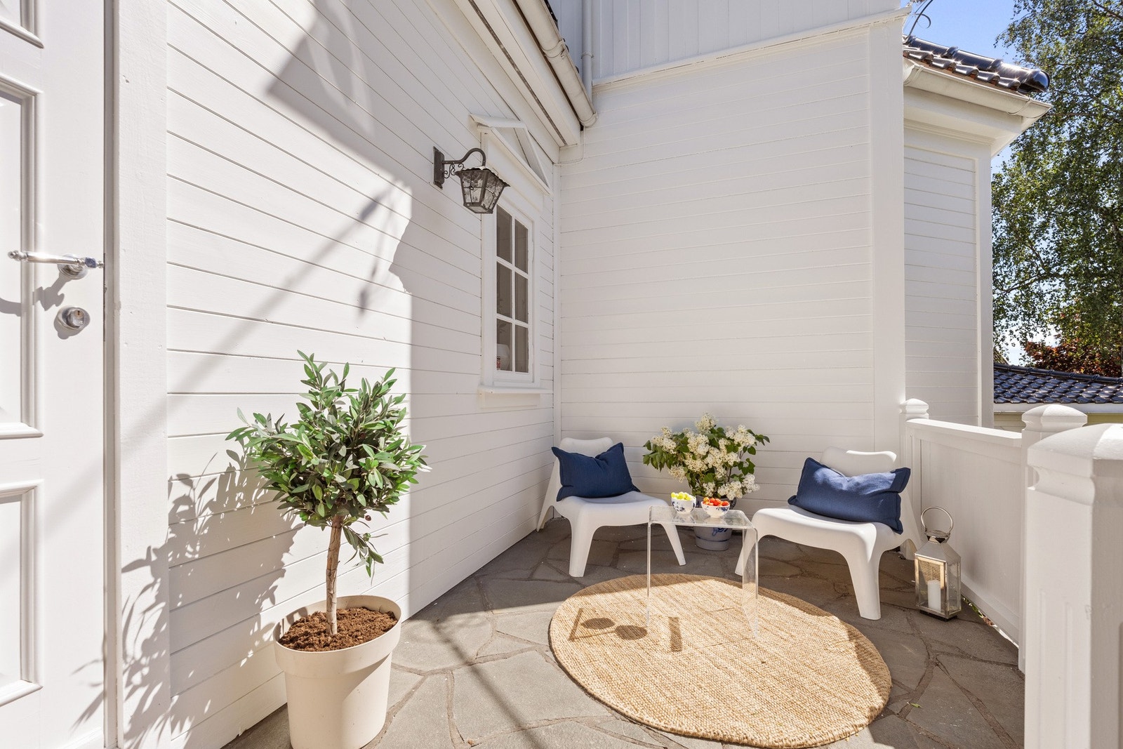 Det er også en hyggelig terrasse ved entréen med ettermiddags-/kveldssol. Galleribilde