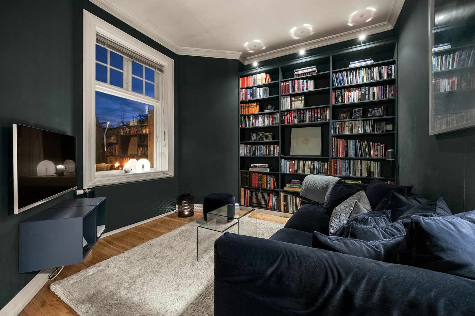 Her er det god plass til sofa, tv-benk m.m. Galleribilde