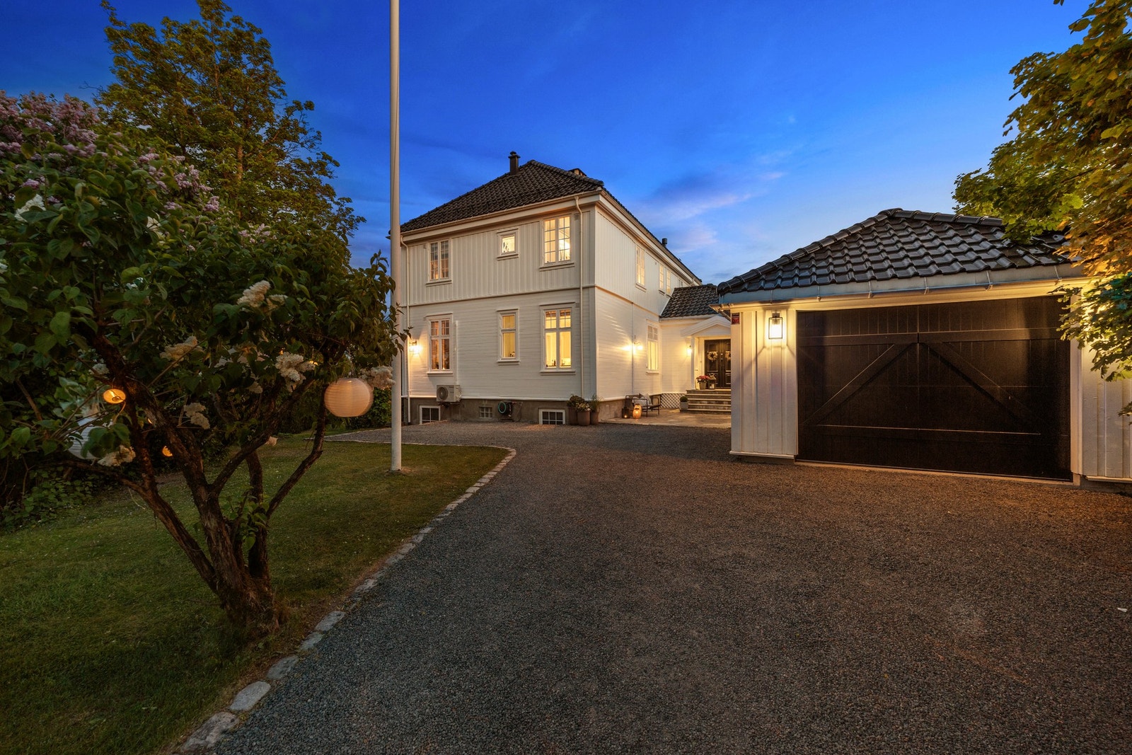 Boligen har en romslig nyere garasje med stor bod og elektrisk port. Galleribilde