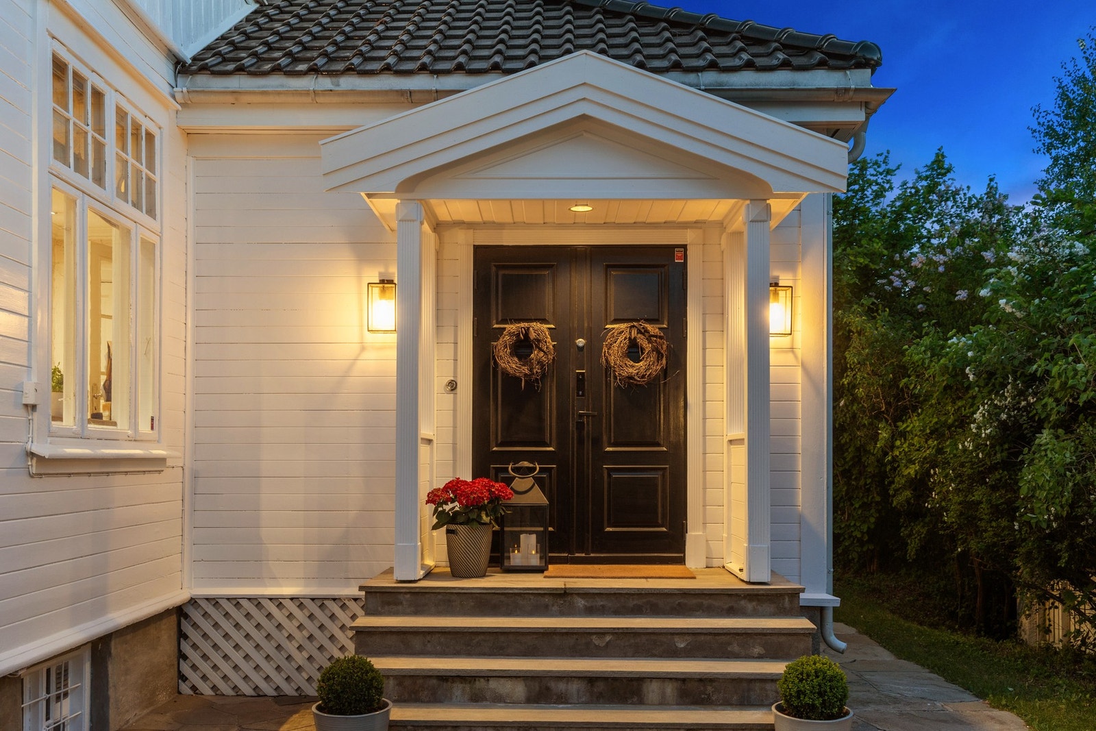 Boligen har et herskapelig inngangsparti. Galleribilde