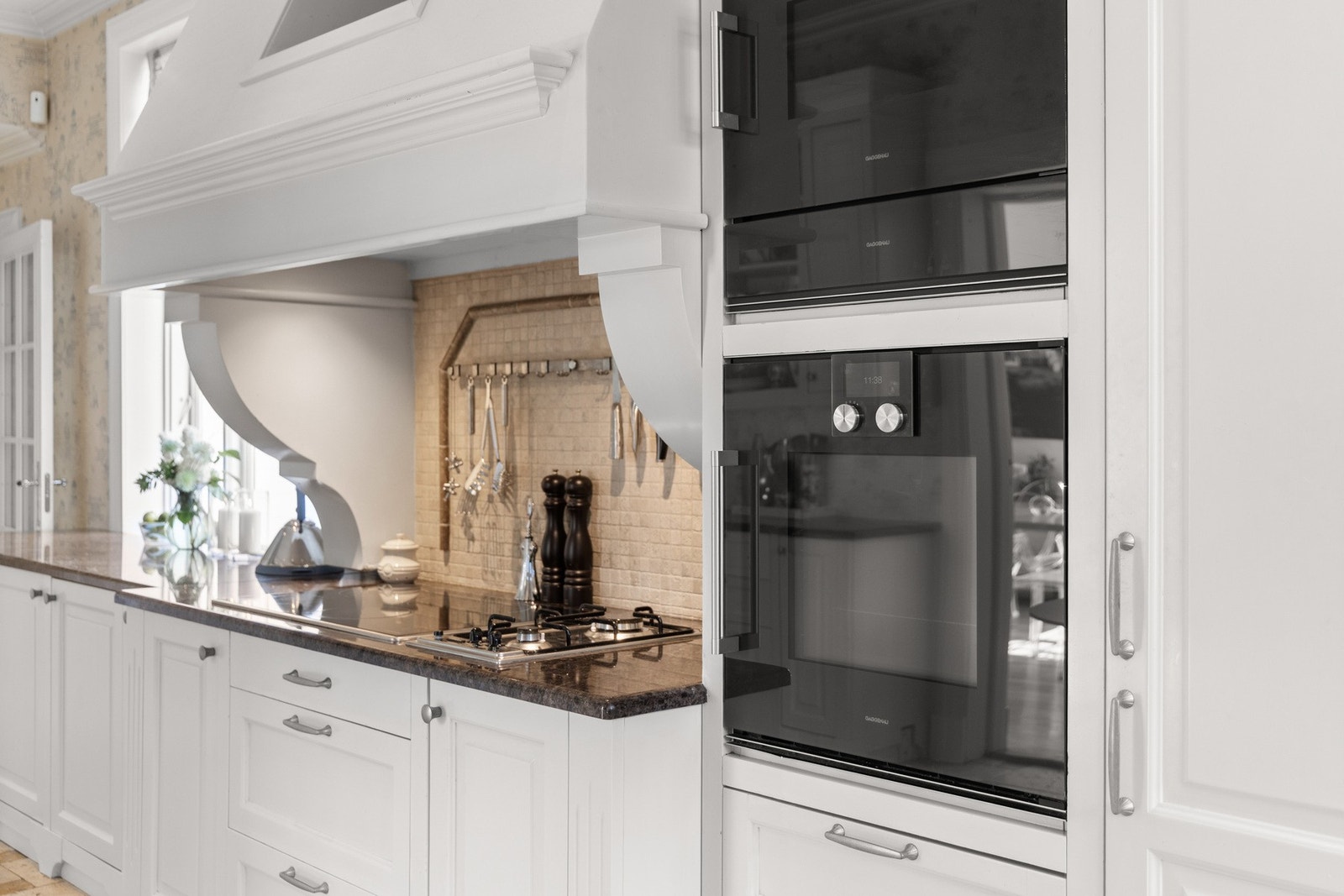 Integrerte hvitevarer fra bl.a. Miele, inkludert stekeovn og mikrobølgeovn fra Gaggenau. Galleribilde