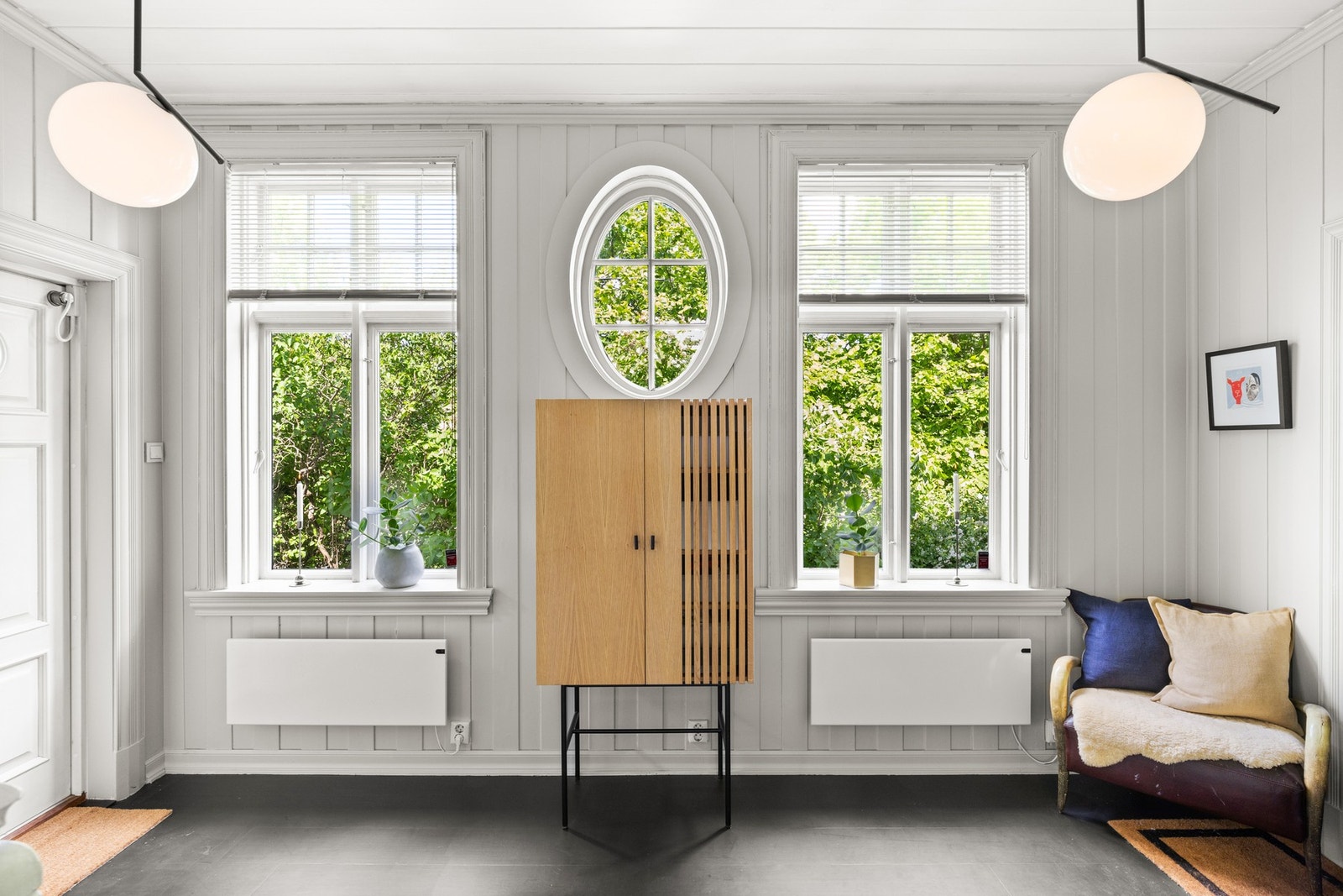 Boligen byr i sin helhet på originale detaljer som stukkatur og rosett, brede listverk og store vindusflater. Galleribilde