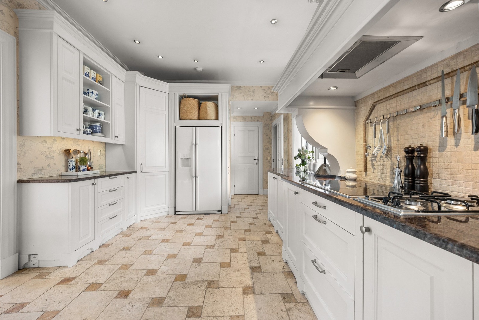 Kjøkkenet har flere gode arbeidsflater og er svært romslig. Galleribilde