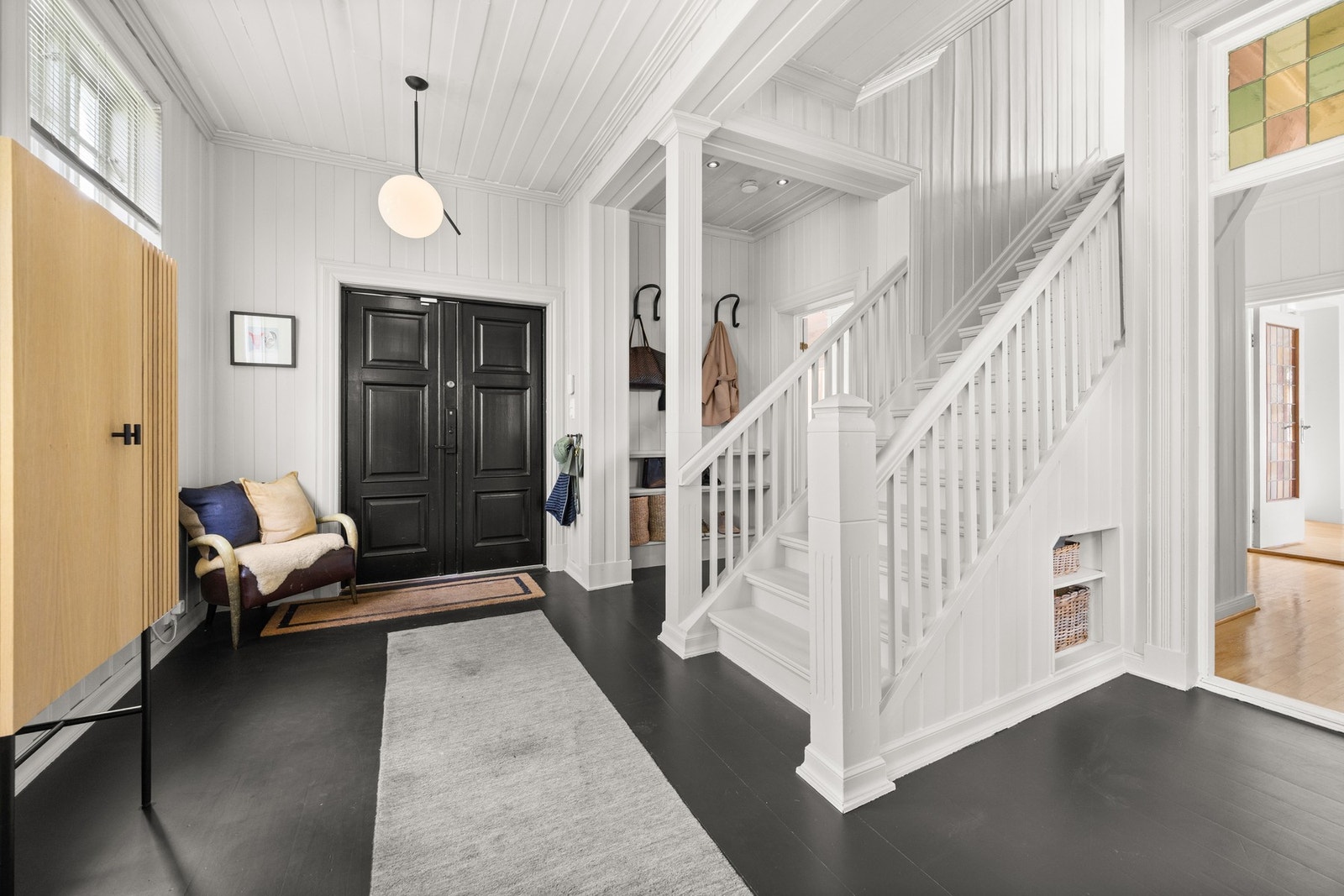 Entréen er svært innbydende og gir et godt førsteinntrykk av boligen. Galleribilde
