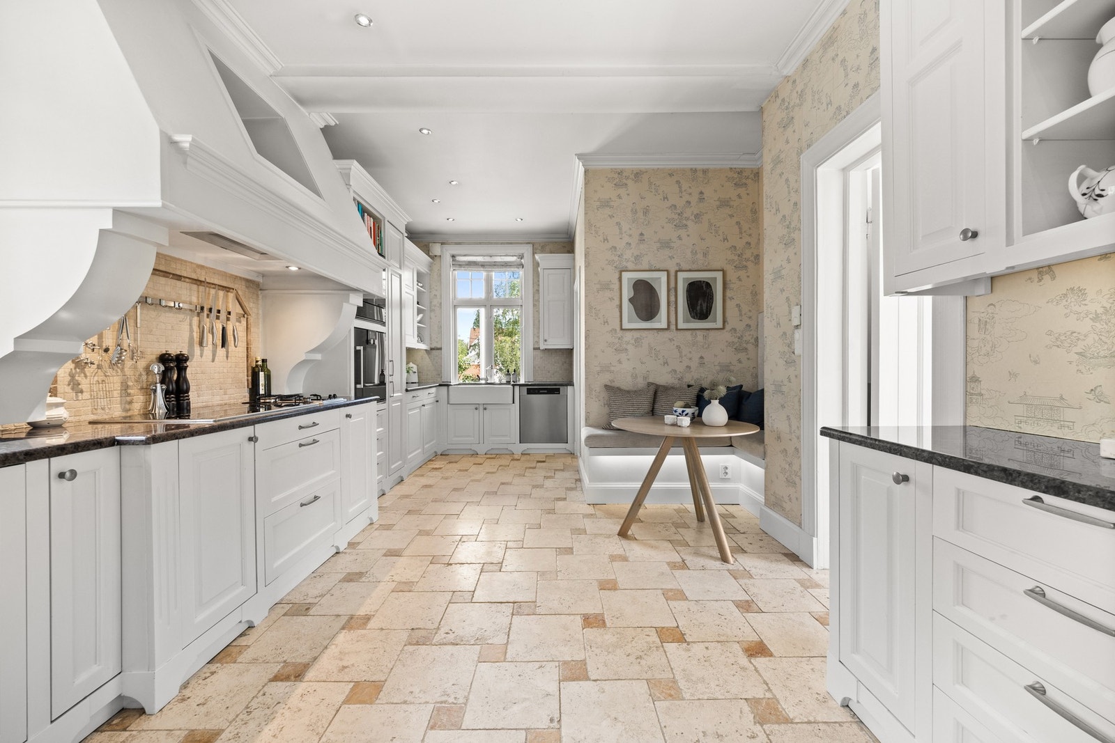 Kjøkkenet er laget av møbelsnekker og har en eksklusiv benkeplate i sten. Galleribilde