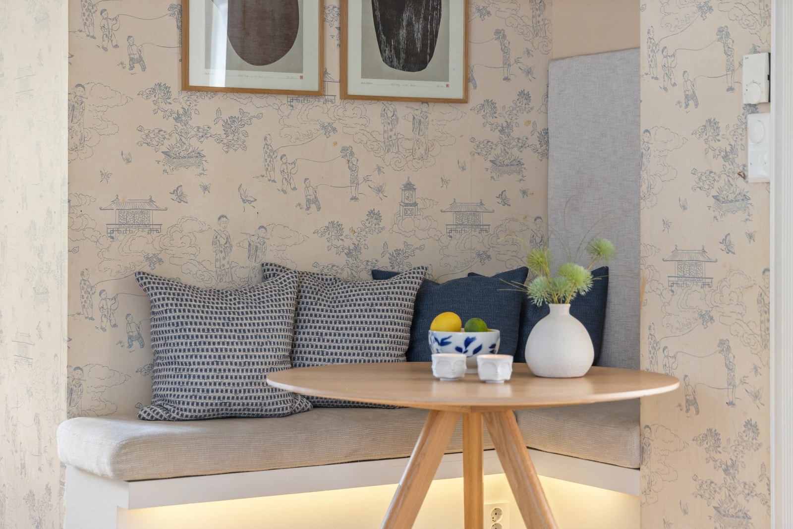 Ved kjøkkenet er det en koselig sittegruppe. Galleribilde