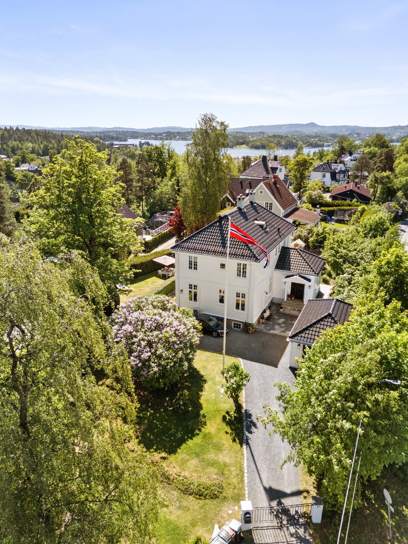 Boligen ligger fint til, omkranset av en pent opparbeidet hage som gir boligen en skjermet følelse. Galleribilde
