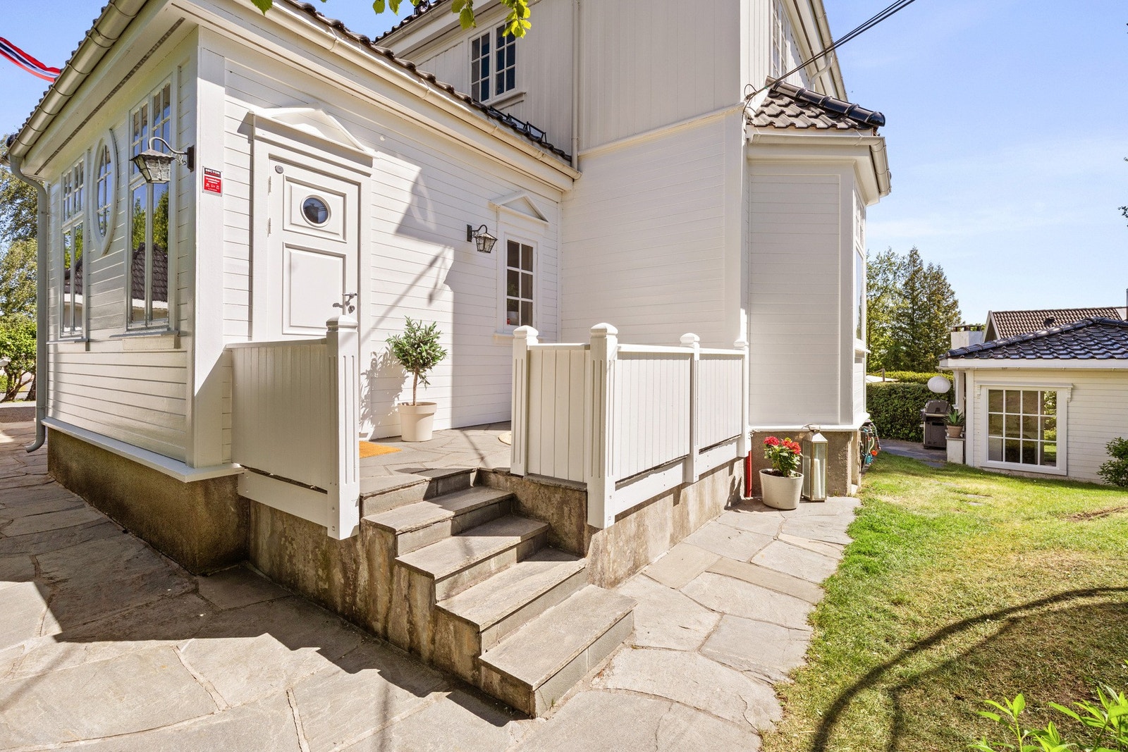 Fra terrassen ved entréen er det videre tilgang til boligens flotte hagedel. Galleribilde