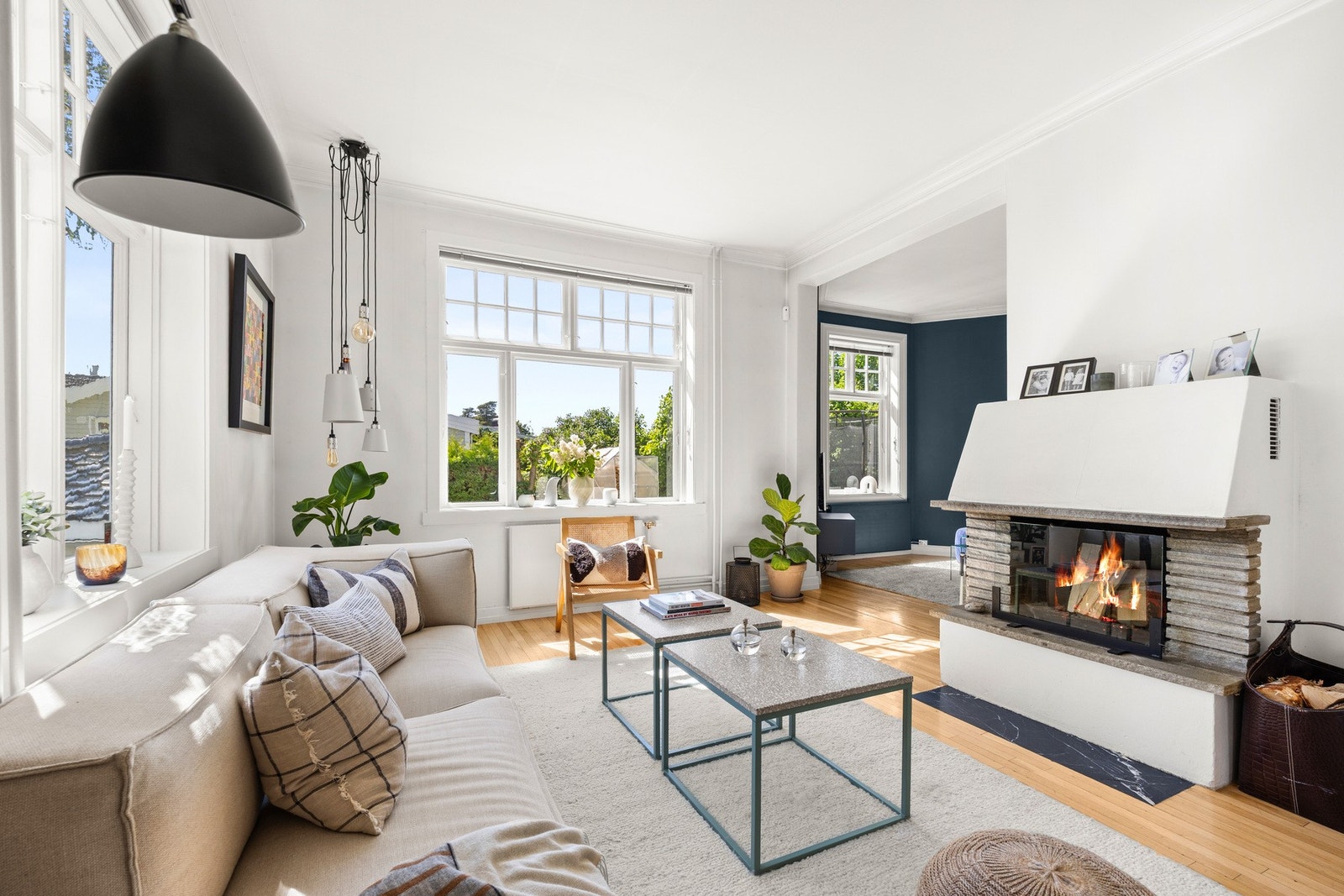 Sentralt i rommet er det også en peis som gir varme og hygge under kjøligere dager. Galleribilde