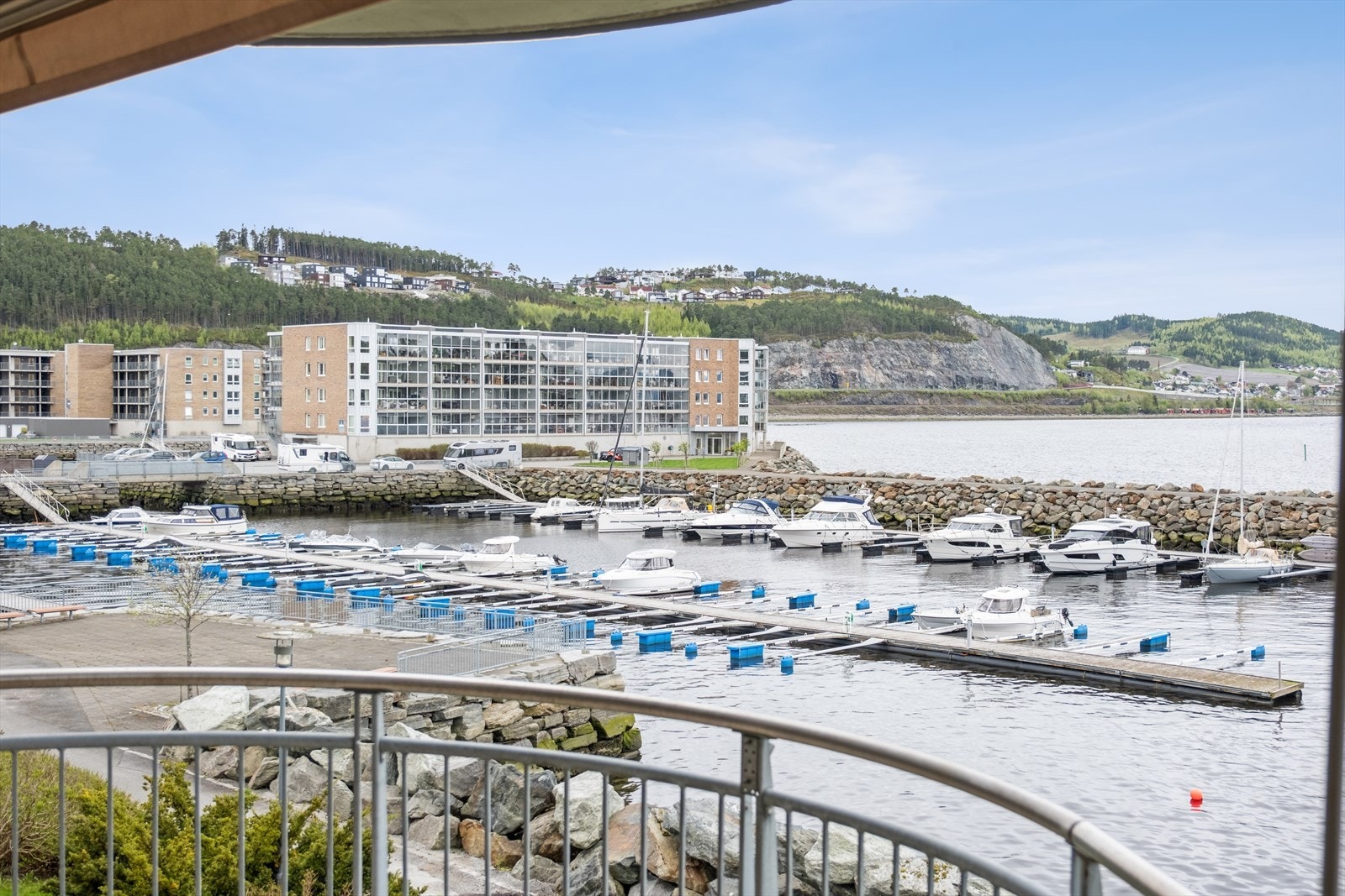 Balkong med nydelig utsikt utover fjorden og småbåthavna. Galleribilde
