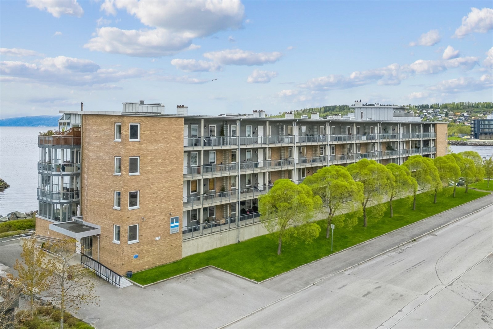 Fasade. Leiligheten er gjennomgående. Svalgang med morgensol. Galleribilde