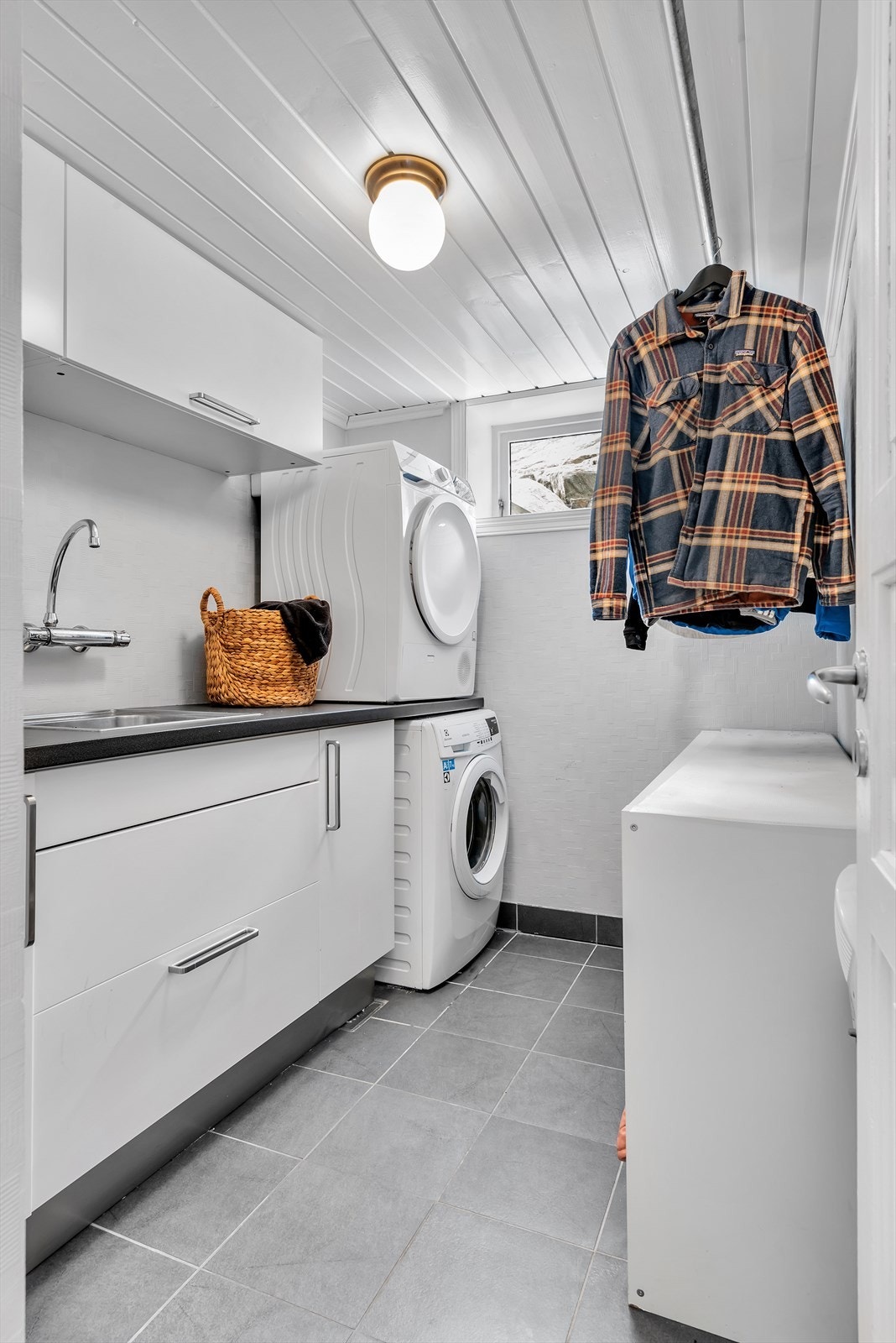 Praktisk vaskerom med god lagringsplass, og opplegg for vaskemaskin/tørketrommel. Galleribilde