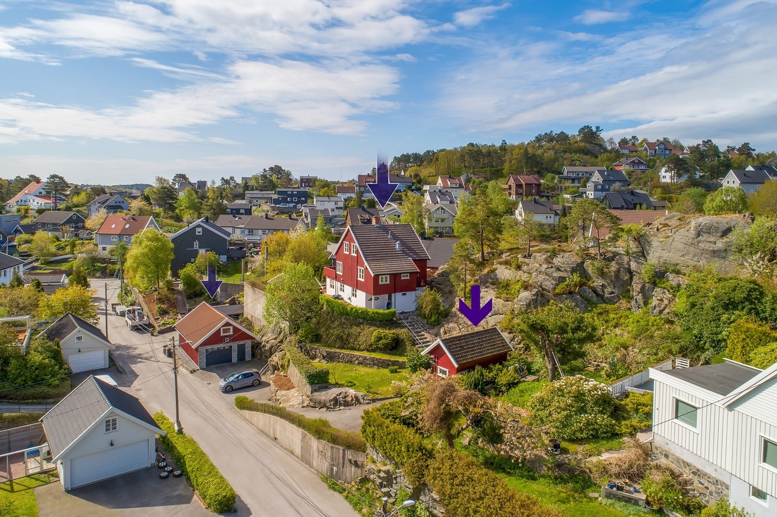 Eiendommen er pent opparbeidet i flere nivåer, hvor det skal være hyggelig hvorhen du kommer. Galleribilde