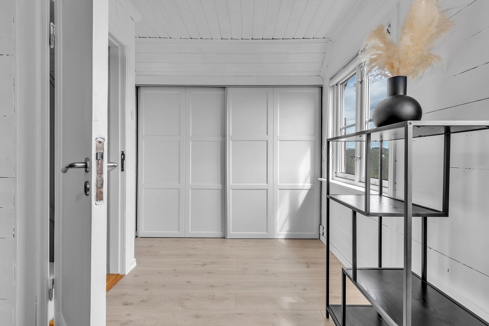 Det er satt opp skyvedør, hvor det er god oppbevaringsplass bak da det er dypt inn til yttervegg. Galleribilde