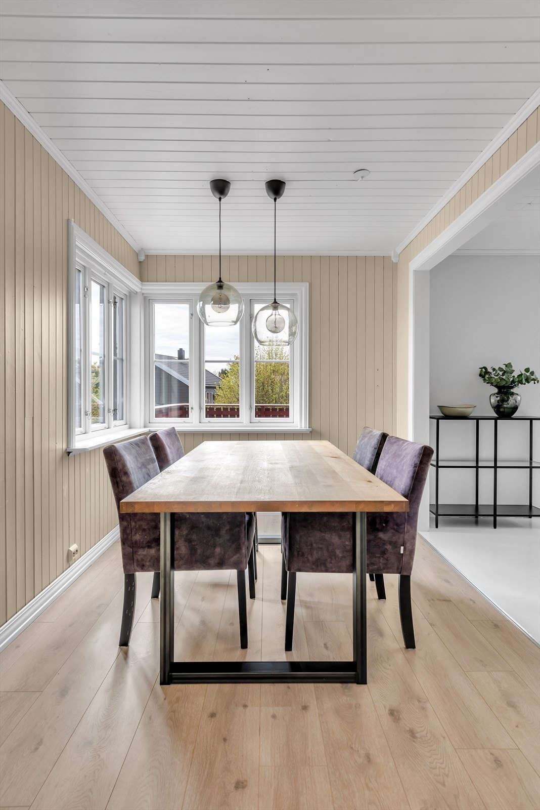 Fra spiseplassen er det nydelig utsikt! Herfra kan du nyte maten mens du ser de store båtene kjører inn til Kristiansand Havn. Galleribilde