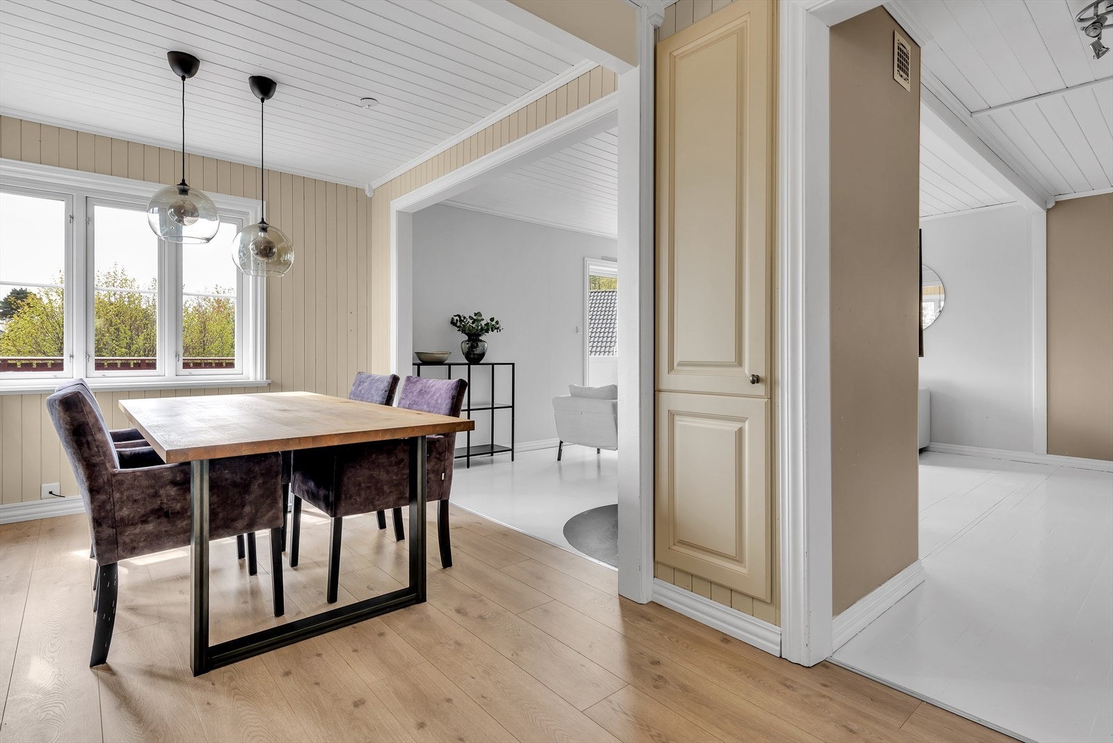 Spisestuen er ypperlig plassert i kort avstand til både kjøkken og stue. Galleribilde