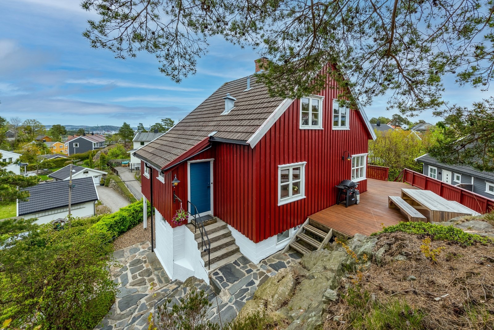 Terrassen er på hele 60 kvm., hvor det er tilkomst direkte fra stuen i boligens 2 etg. Herfra har du full oversikt over hagen, samt videre tilkomst til opparbeidet uteplass på toppen av fjellet. Galleribilde