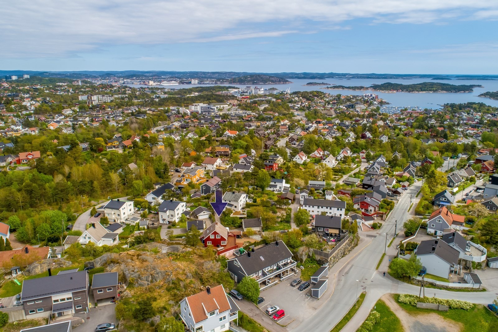 Fra denne eiendommen har du utsikt fra flere steder, både innvendig, samt fra de mange pent opparbeidede uteområdene. Galleribilde