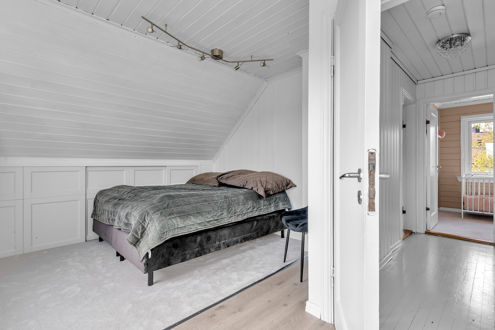 Hovedsoverom med plass til dobbeltseng, skrivepult, og godt med oppbevaringsplass i kneveggene. Galleribilde