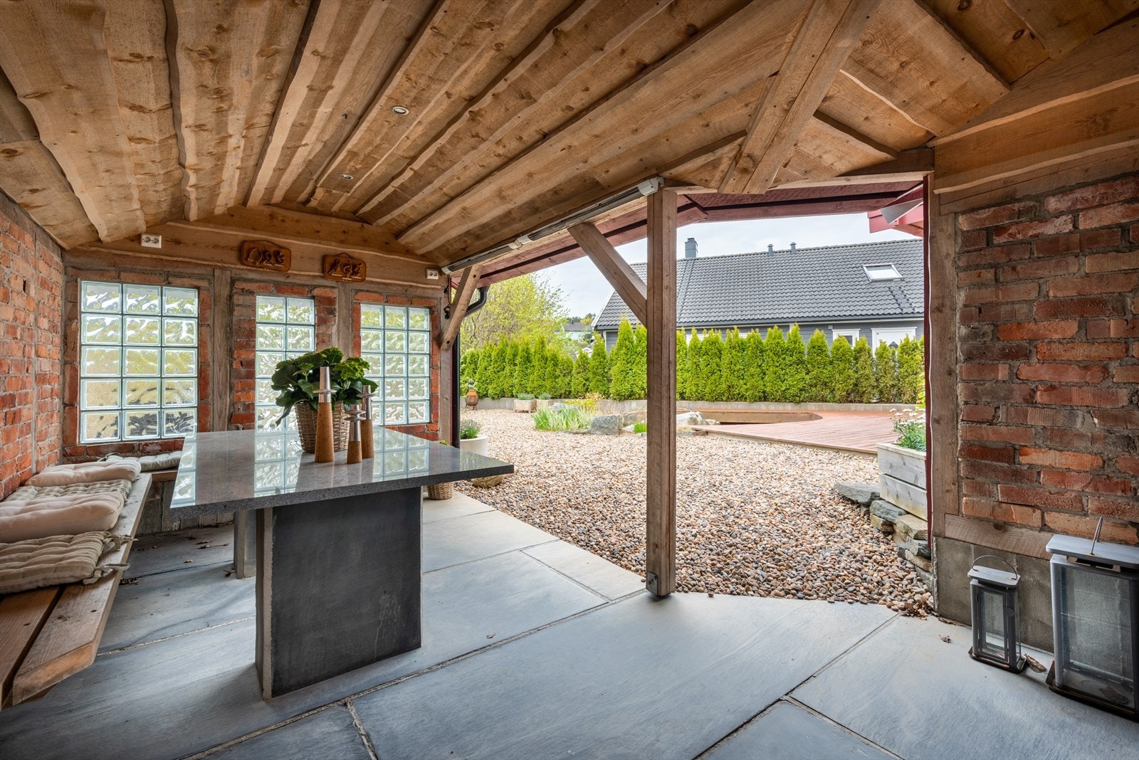 Hagestuen er godt benyttet både vinterstid og sommerstid. Det er innlagt strøm med downlights i tak, samt peisovn som gir godt med varme og hygge vinterstid. Galleribilde