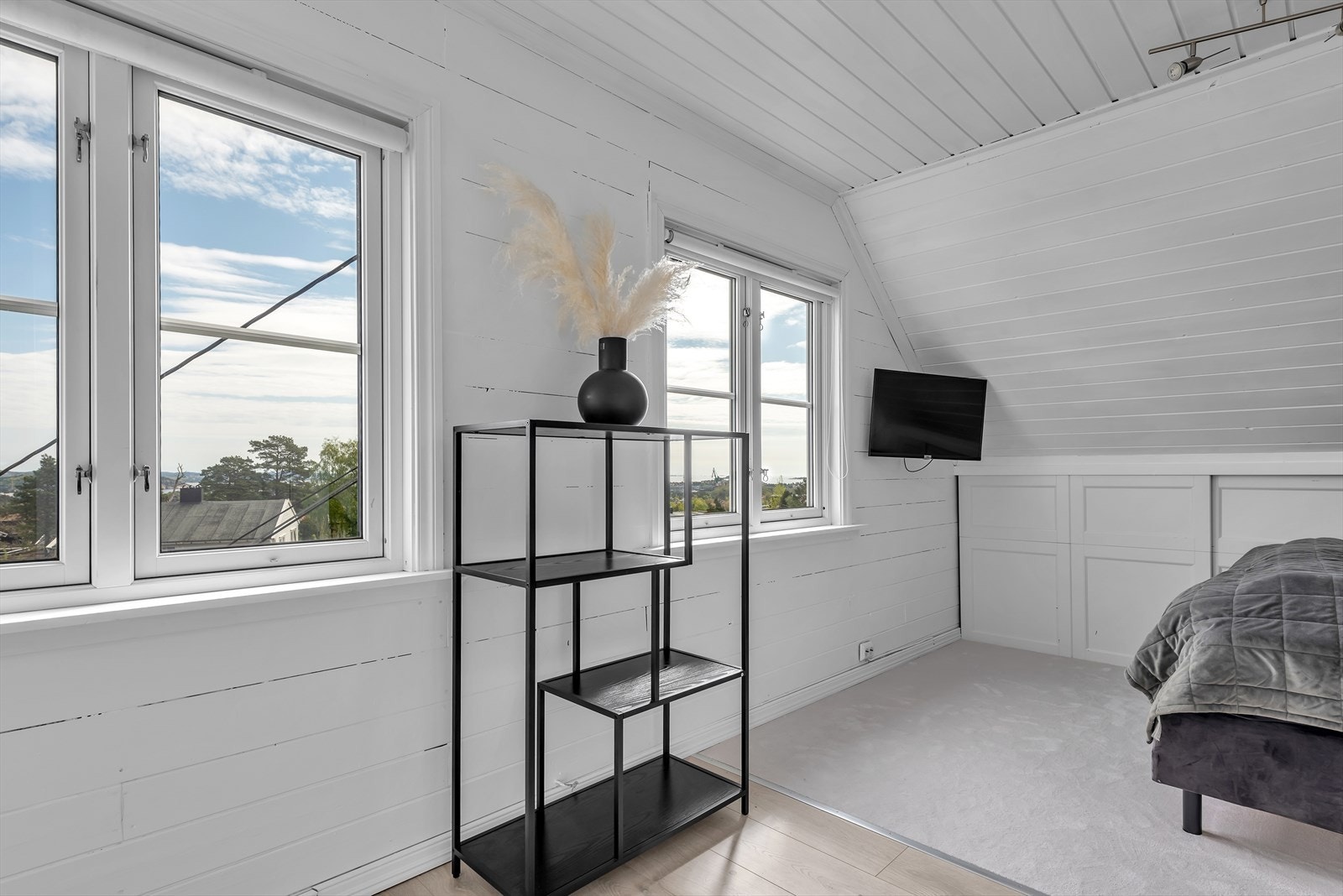 Fra dette soverommet har du nydelig utsikt fra vinduskarmen! Hovedsoverommet Galleribilde