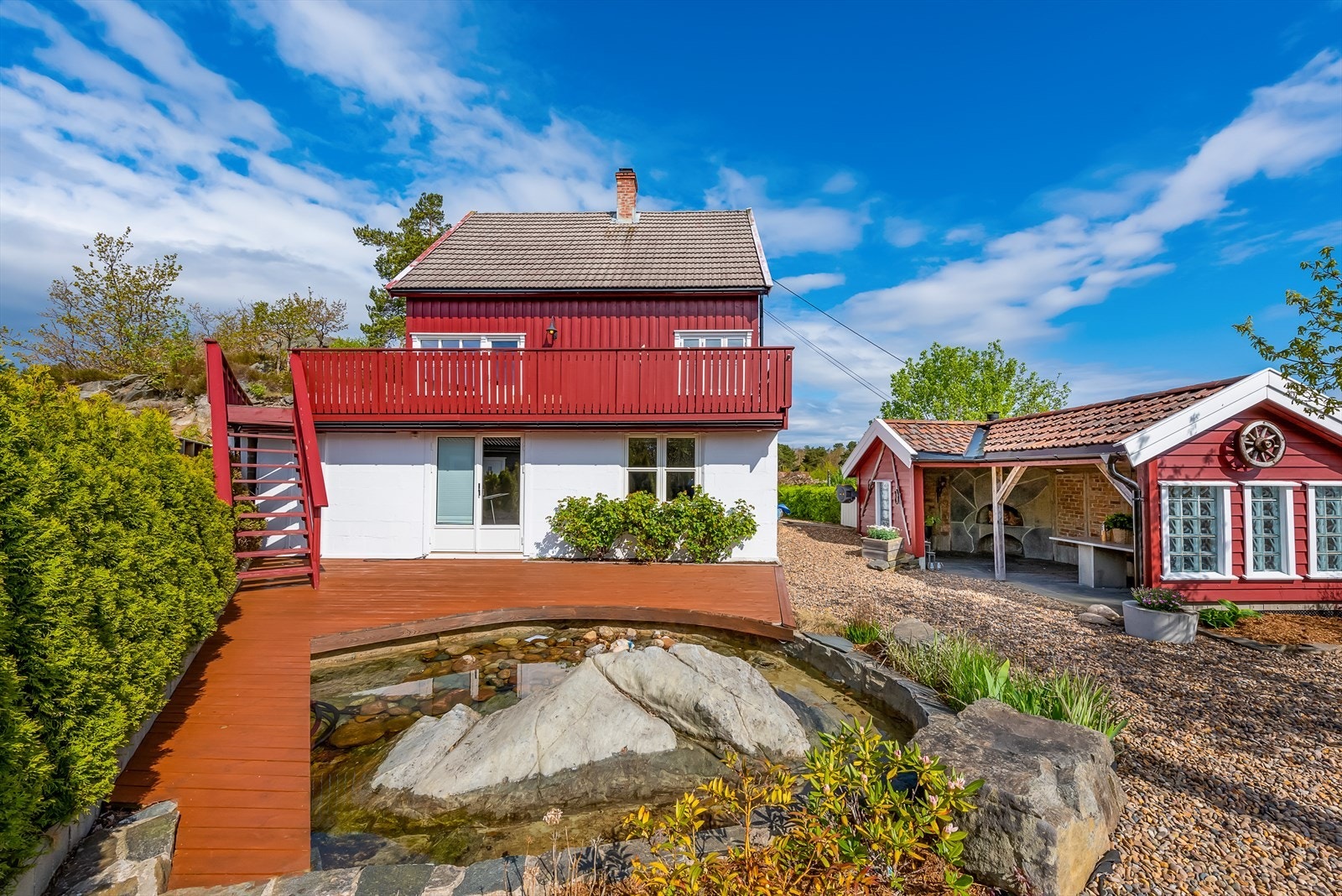 I det opparbeidede hageområdet er det lagt stein og opparbeidet egen dam. Det er forøvrig god plass til flere møbleringer. Galleribilde