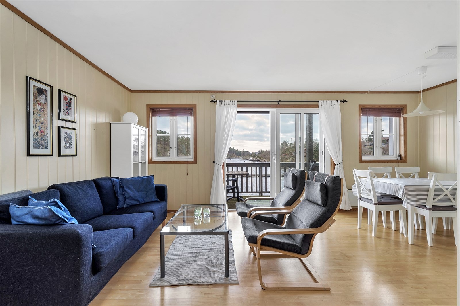 Store vindusflater som gir mye lys og direkte utgang til terrasse Galleribilde