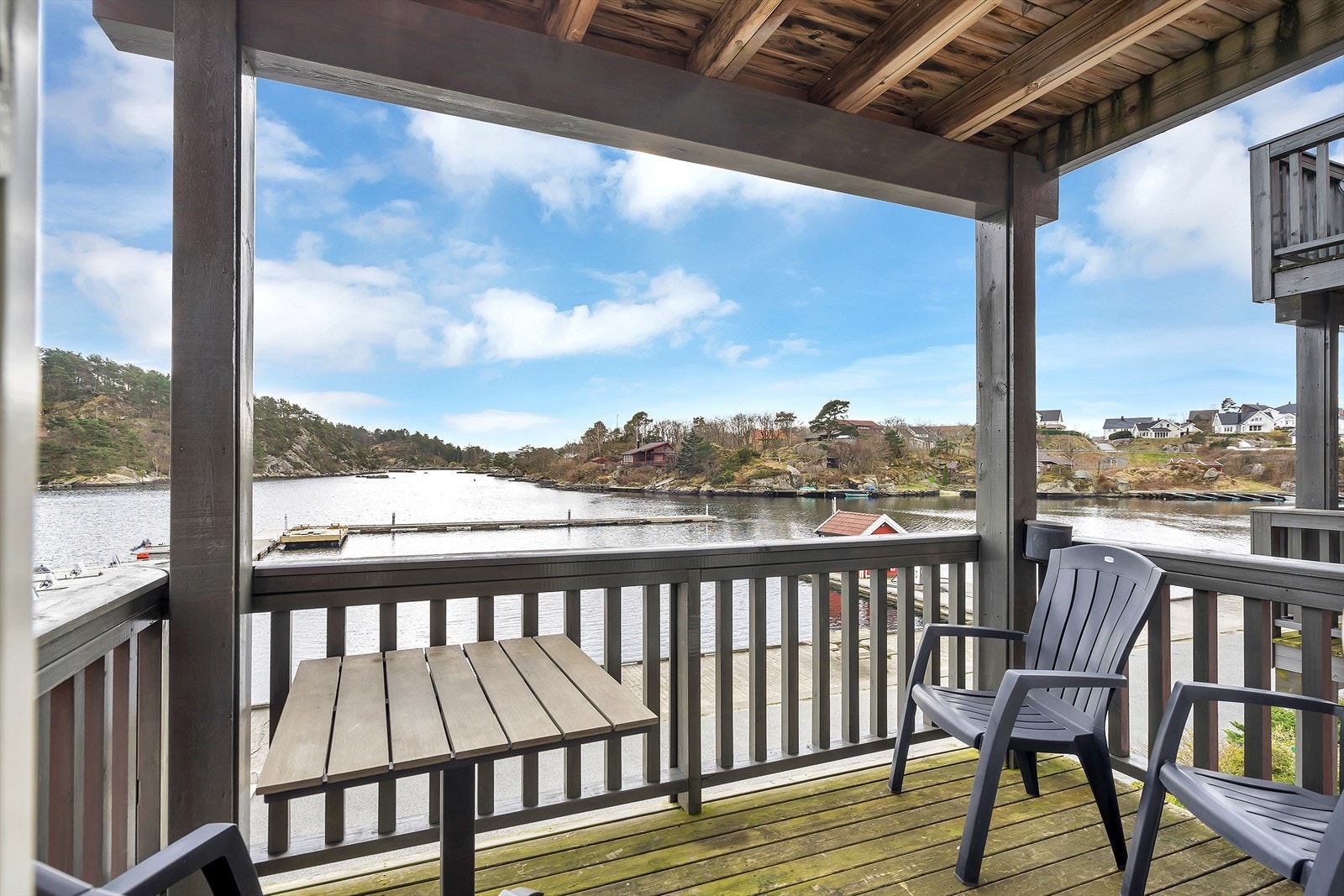 Her kan man sitte å nyte båt-trafikken og yrende liv sommerstid Galleribilde