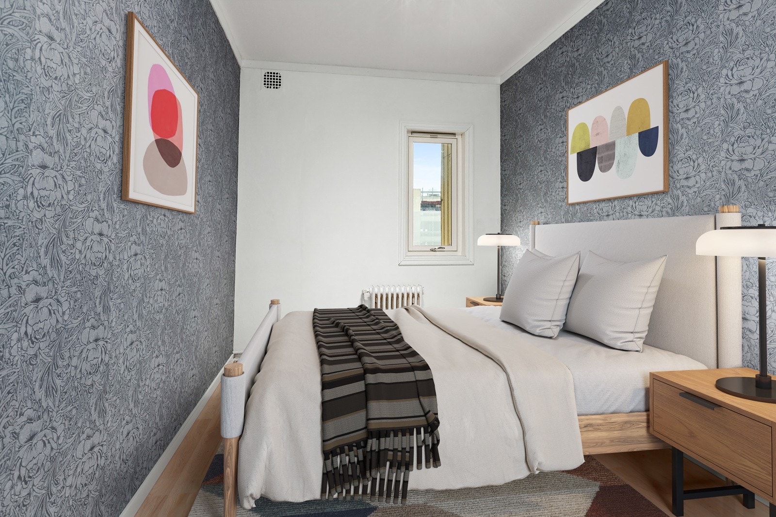 Romslig soverom med god plass til en dobbeltseng. Bildet er digitalt stylet. Galleribilde