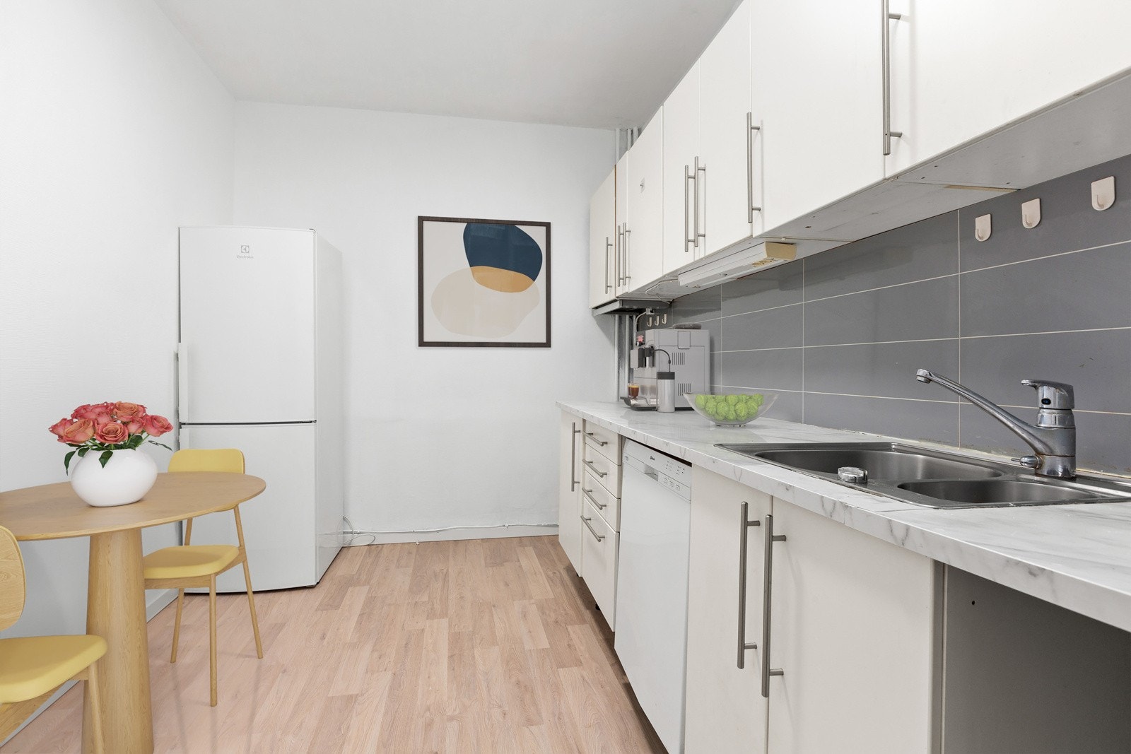 Kjøkkeninnredningen er hvit slett kjøkkeninnredning, laminert benkeplate og ventilator med kullfilter. Rommet er ikke godkjent for varig opphold. Alle hvitevarer medfølger salget. Bildet er digitalt stylet. Galleribilde