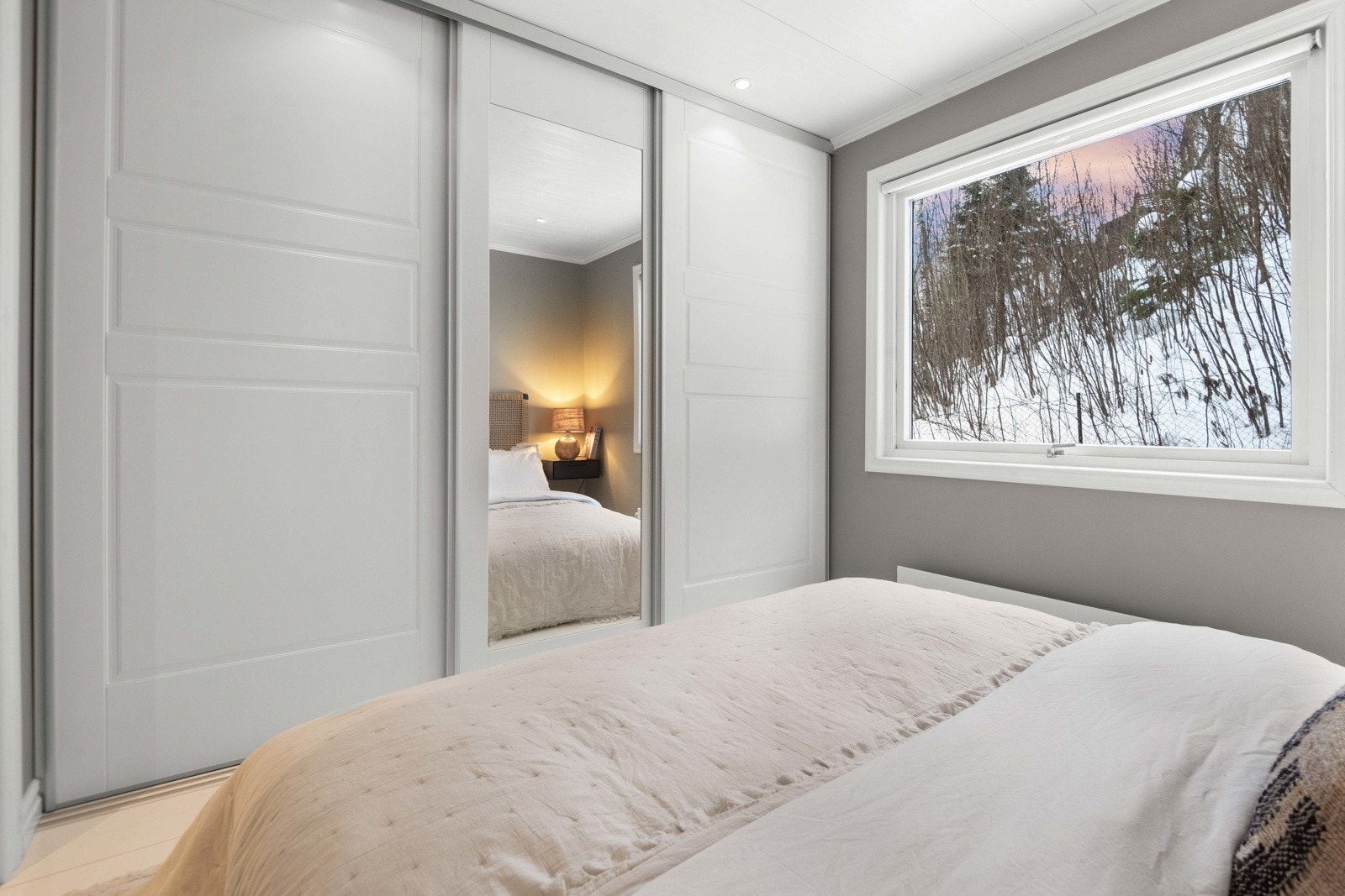 Her er det en romslig skyvedørsgarderobe Galleribilde