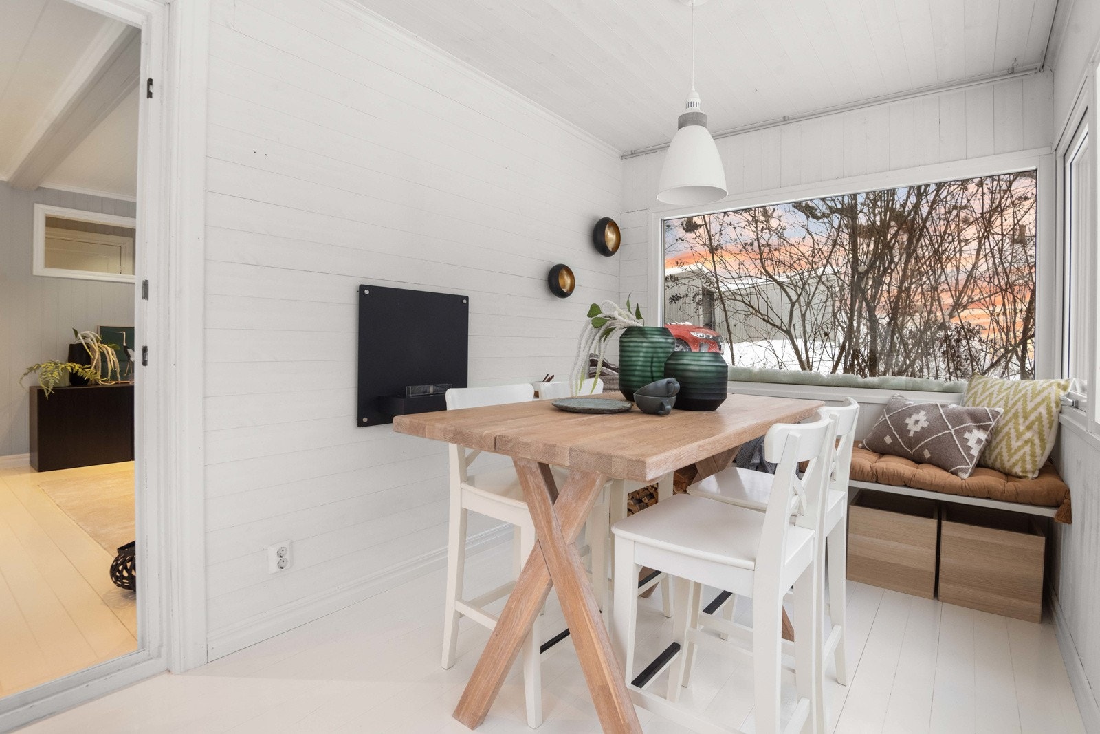Den tidligere balkongen er bygget inn til en vinterhage, med videre utgang til hagen Galleribilde