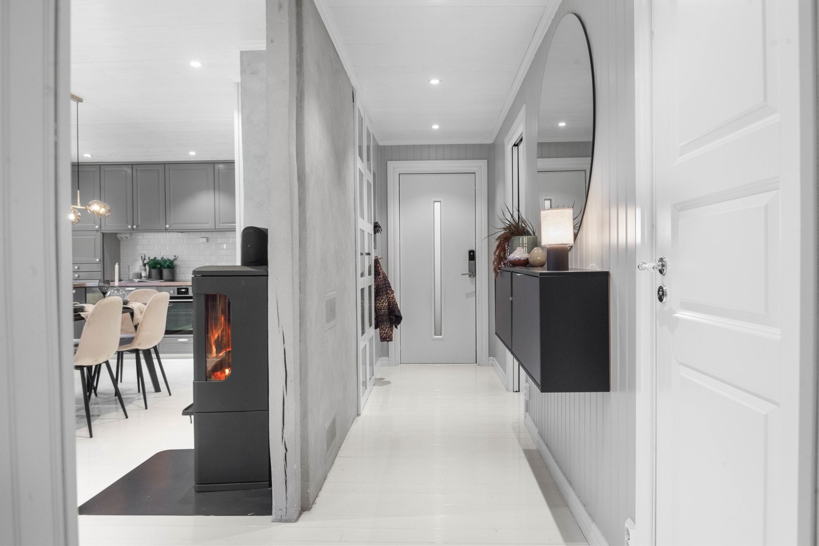 Entréen gir et fint førsteinntrykk med moderne farger fra 2021 og downlights i himling. Det er også garderobeløsning Galleribilde