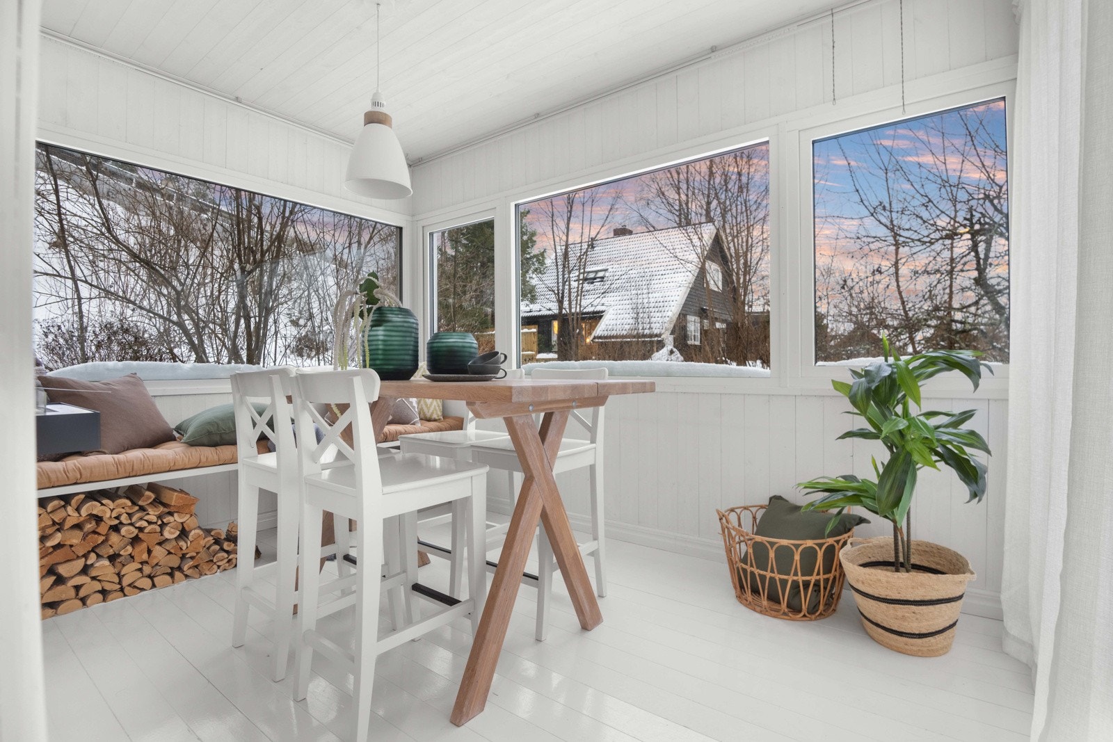 Vinterhagen har vindusflater på tre sider og adkomst ned til hagen. Her er det plassbygd benk og plass til å innrede med ønsket møblement Galleribilde