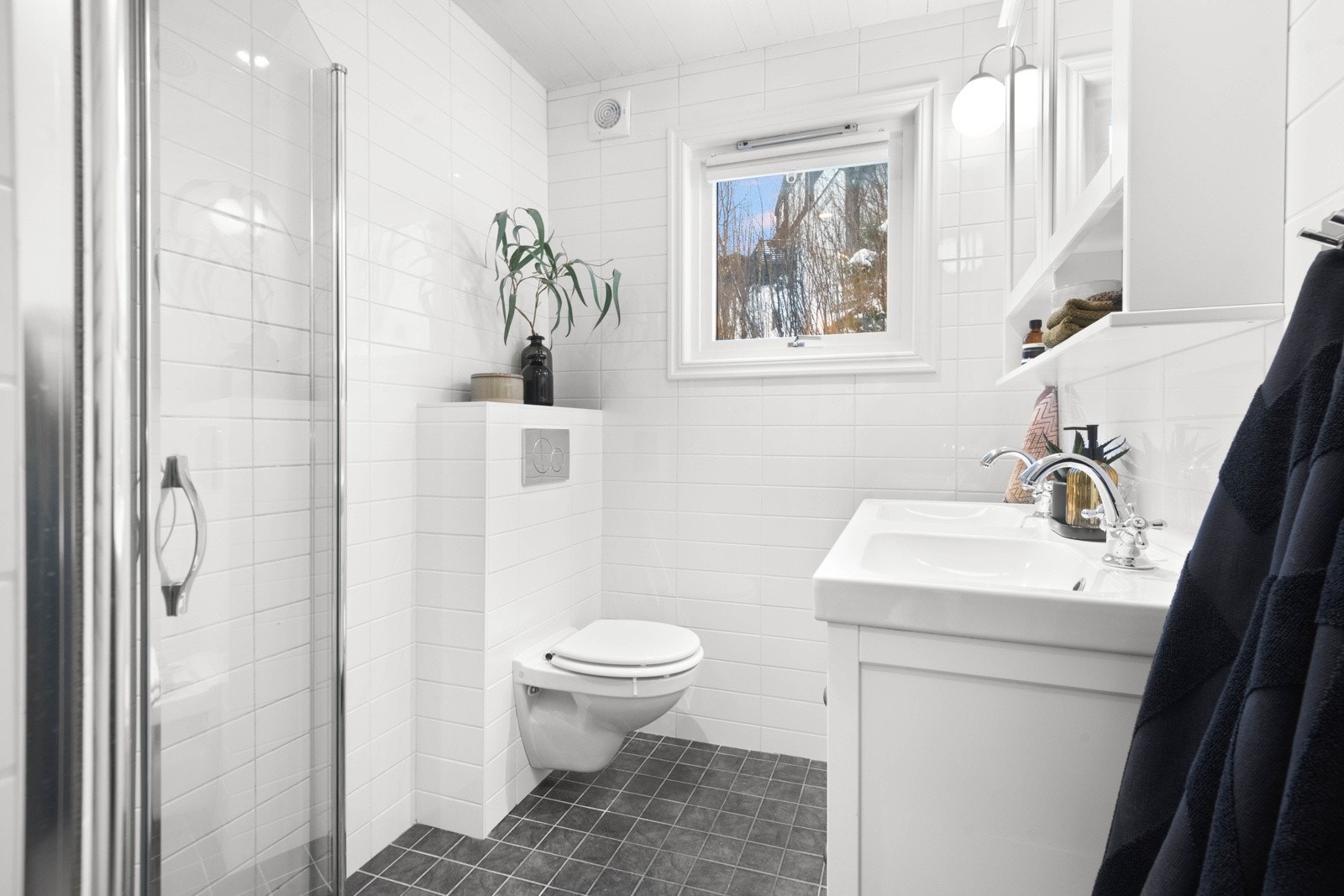 Badet i 1. etasje er fra 2015 og har et moderne uttrykk Galleribilde
