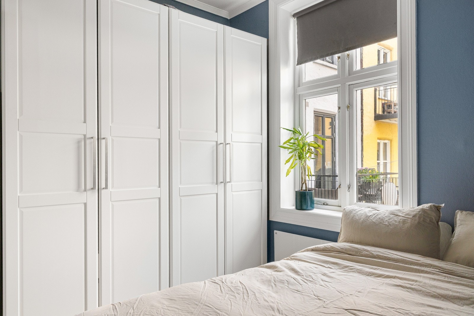 Gode oppbevaringsmuligheter i garderobeskap. Vinduer vendt mot en stille bakhage, noe som sikrer rolige og behagelige netter. Galleribilde