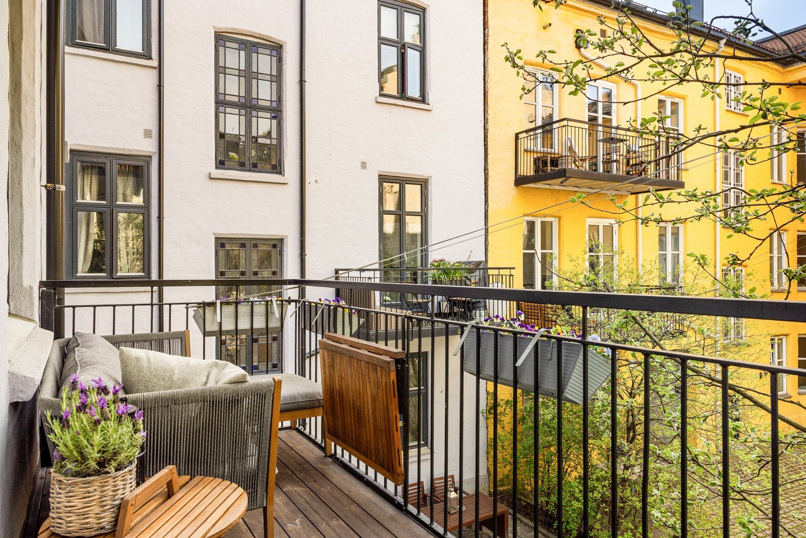 Leiligheten har en romslig balkong på 6 kvm vendt mot flott bakhage Galleribilde