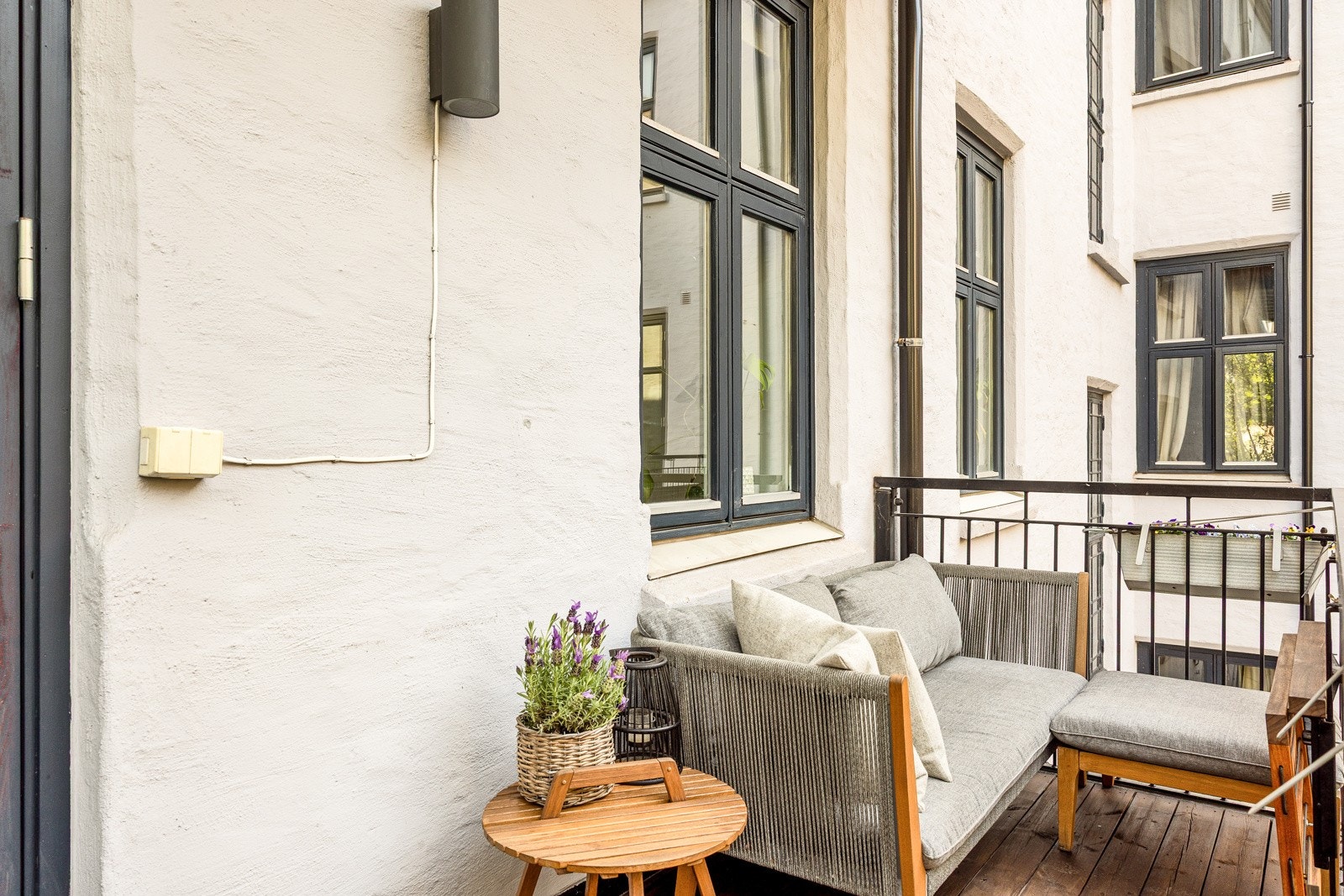 Balkongen har god plass til utemøbler etter eget ønske, og her kan du nyte solrike sommerdager. Galleribilde