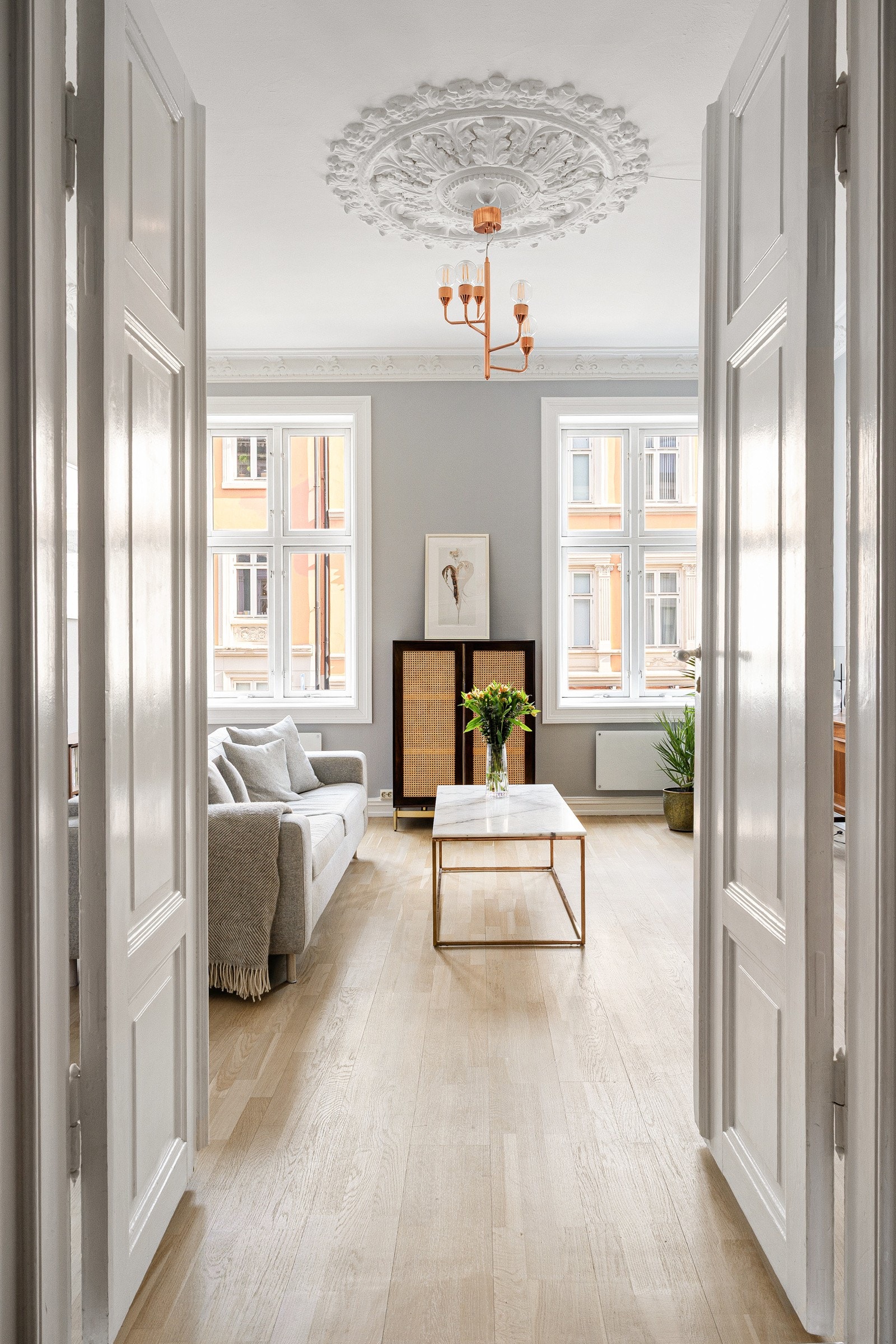 Stuen er tilgjengelig fra leilighetens entré, der doble fløydører bidrar til å skape et pent og helhetlig inntrykk. Galleribilde