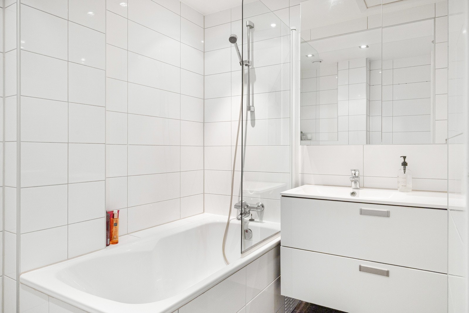 Pent flislagt baderom med varmekabler i gulvet. Galleribilde