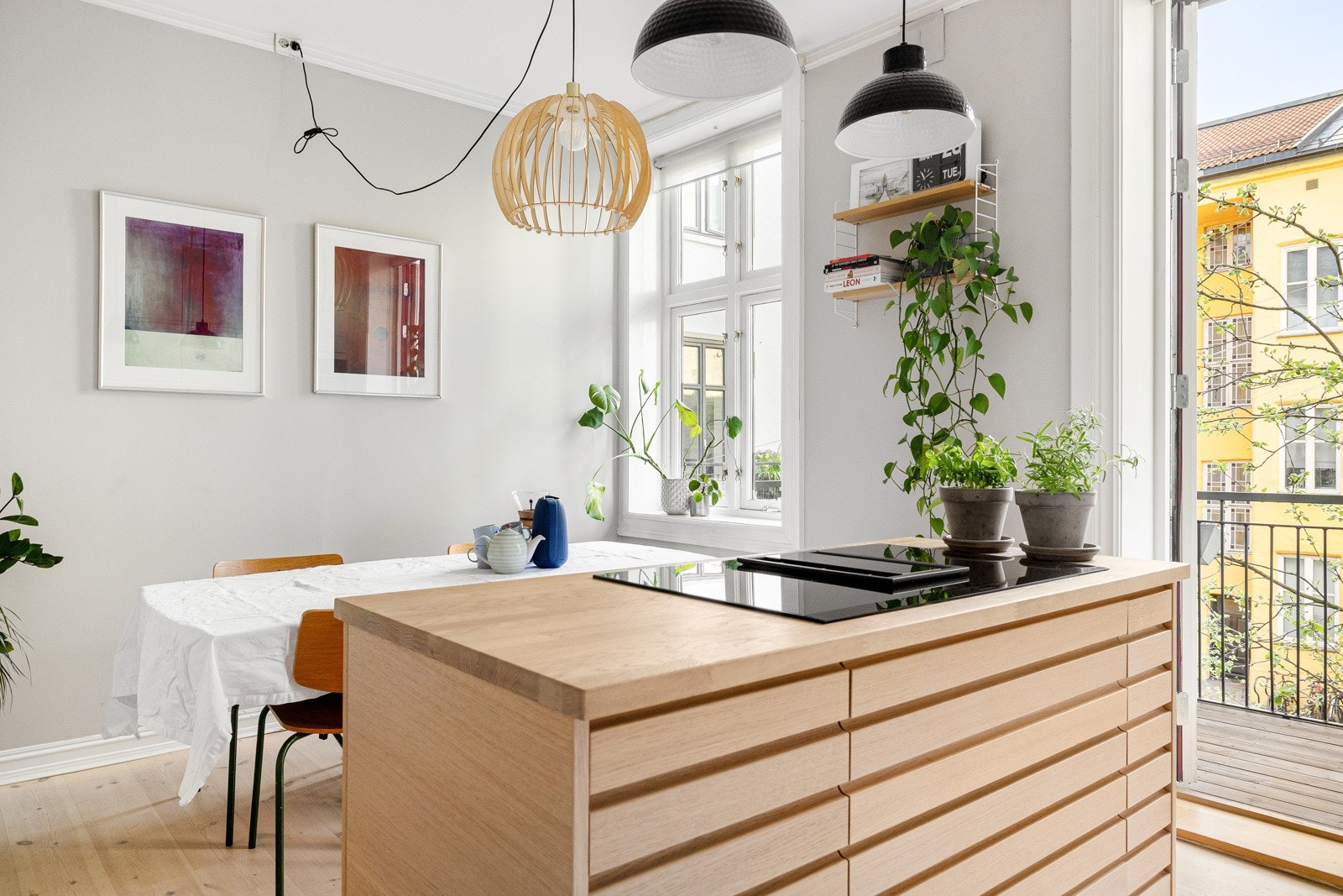 Balkongen har direkte tilgang fra leilighetens kjøkken, noe som gjør den til en naturlig forlengelse av kjøkkenet på sommerstid. Galleribilde