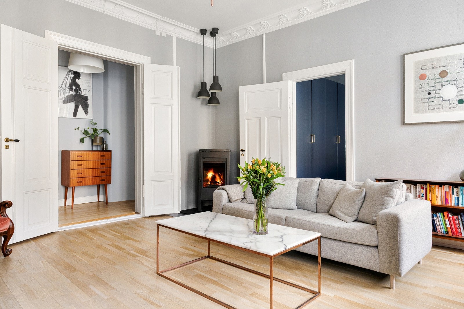 Romslig stue med god plass til sofagruppe og tilhørende møblement. Galleribilde