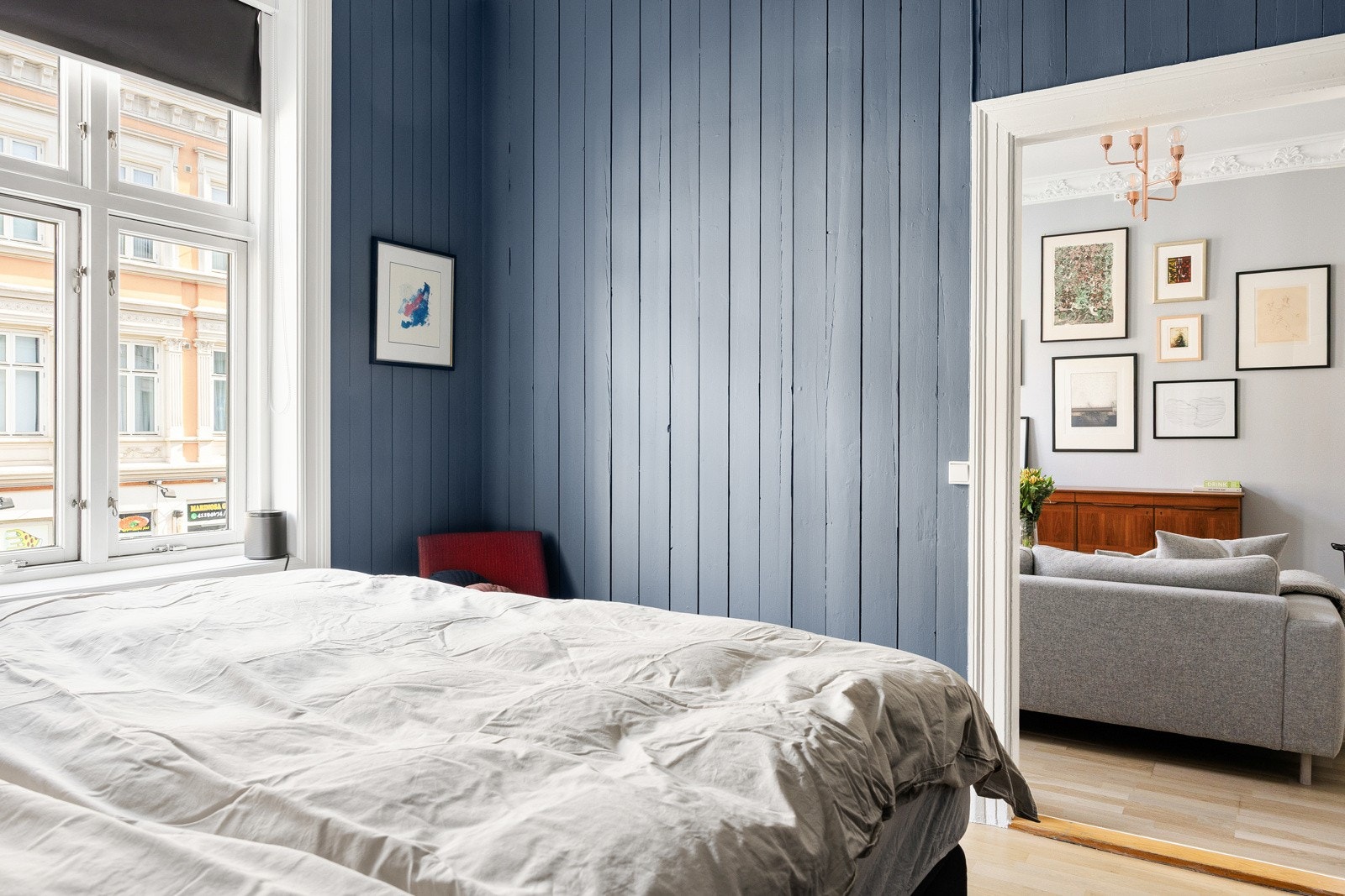 Stor takhøyde og generøse vindusflater gir rommet en lys og luftig atmosfære. Galleribilde