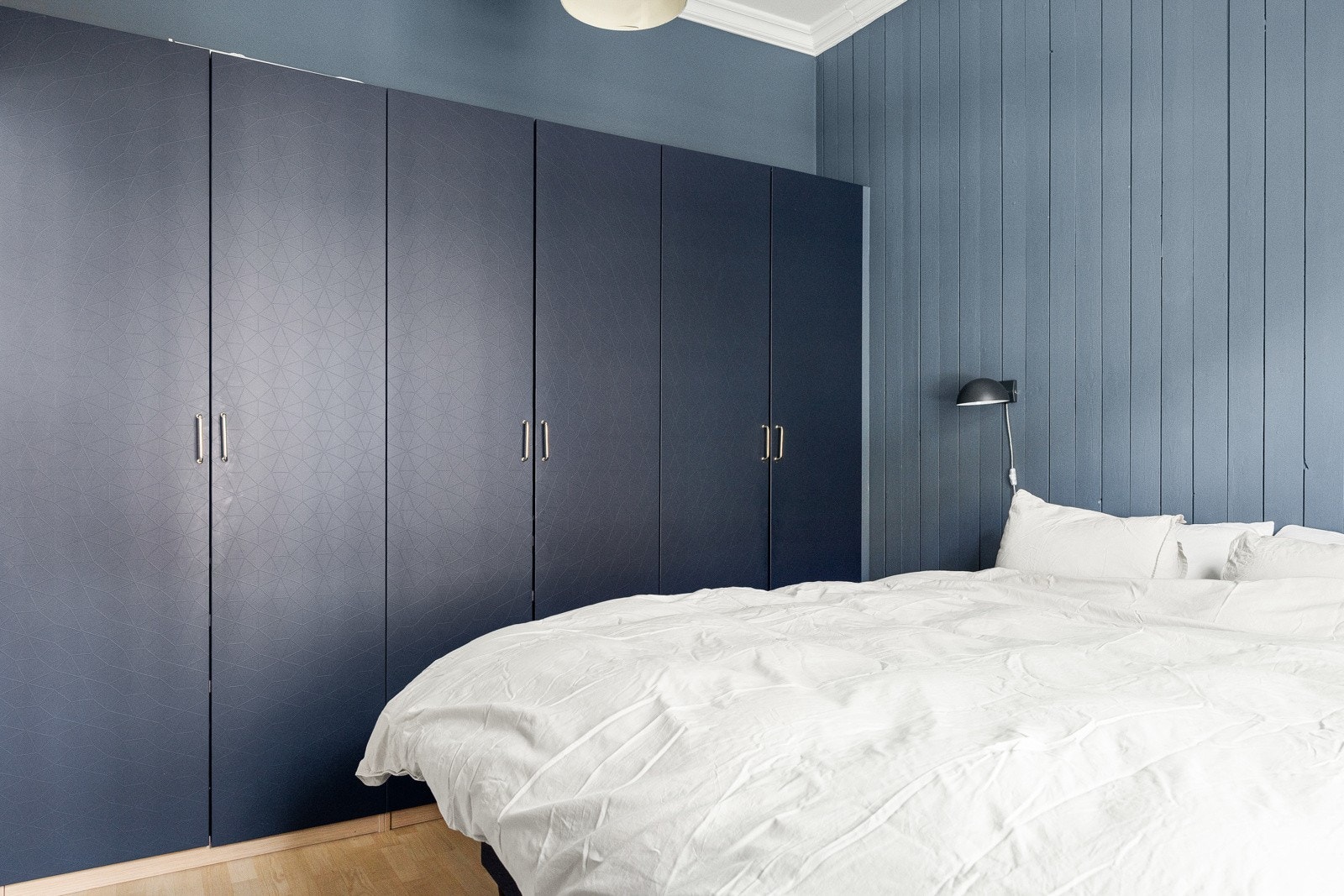 Romslige garderobeskap gir svært gode oppbevaringsmuligheter. Galleribilde