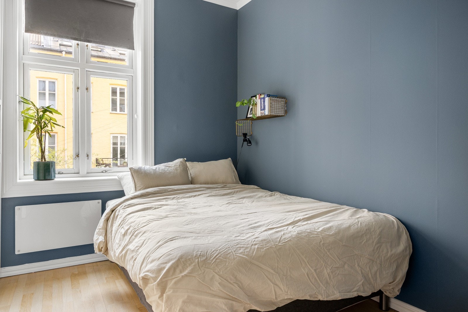 Pent soverom II med plass til seng og nattbord. Rommet fungerer fullt ut som soverom, men egner seg også ypperlig som gjesterom eller hjemmekontor. Galleribilde