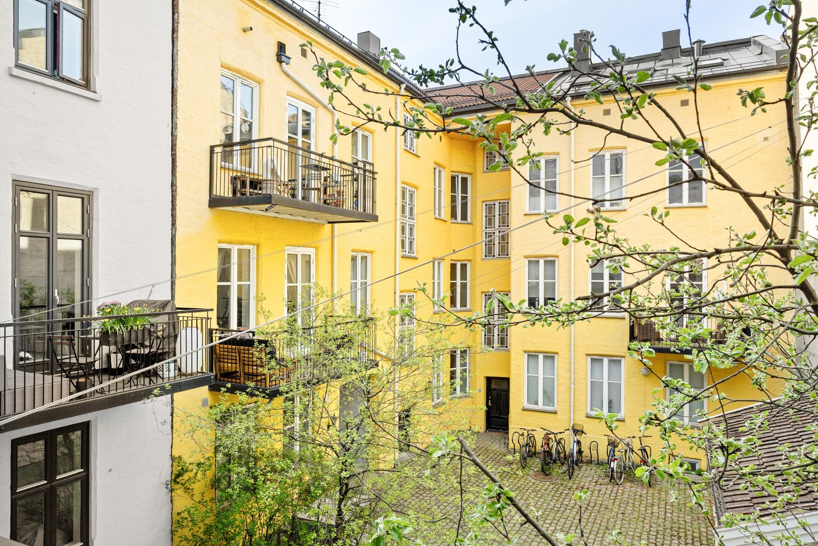 Leiligheten har en romslig sydvendt balkong på ca. 6 kvm, vendt mot en hyggelig og skjermet bakhage med gode solforhold Galleribilde