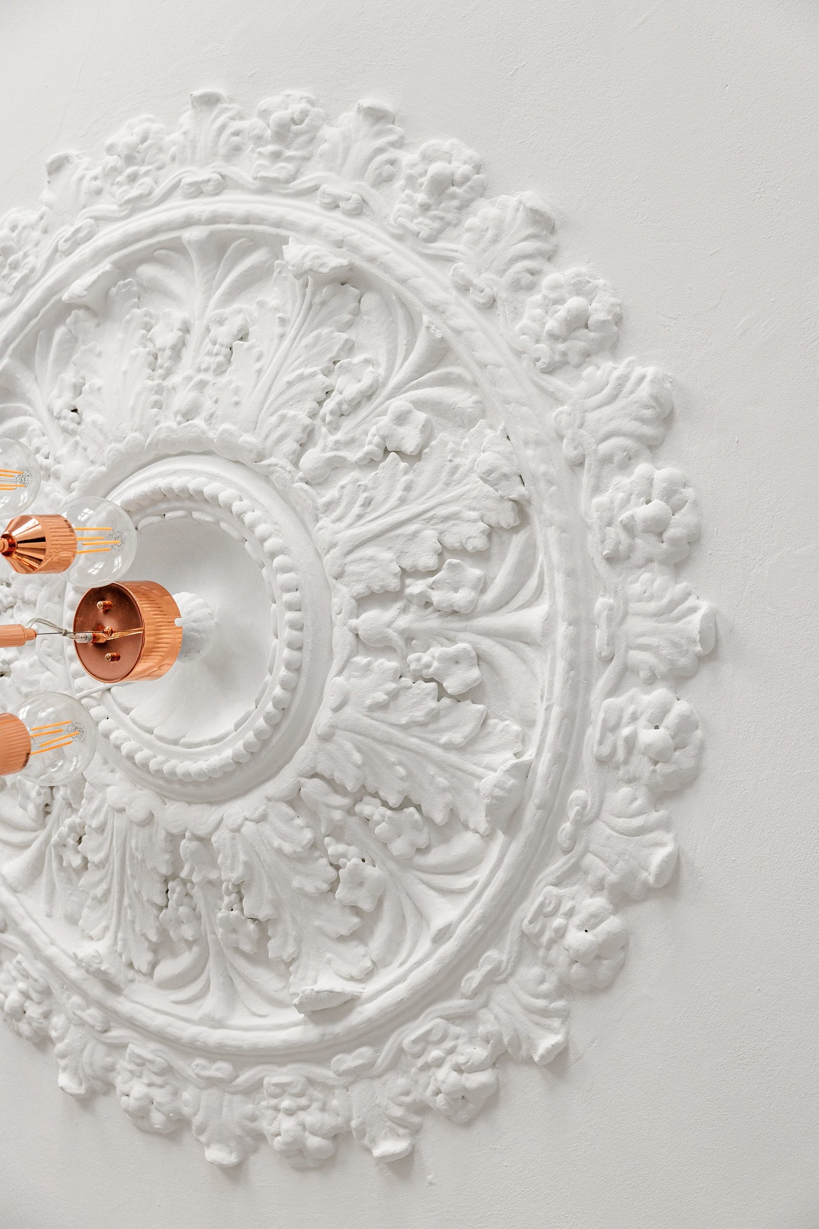 Klassiske detaljer som stukatur og takrosett. Galleribilde