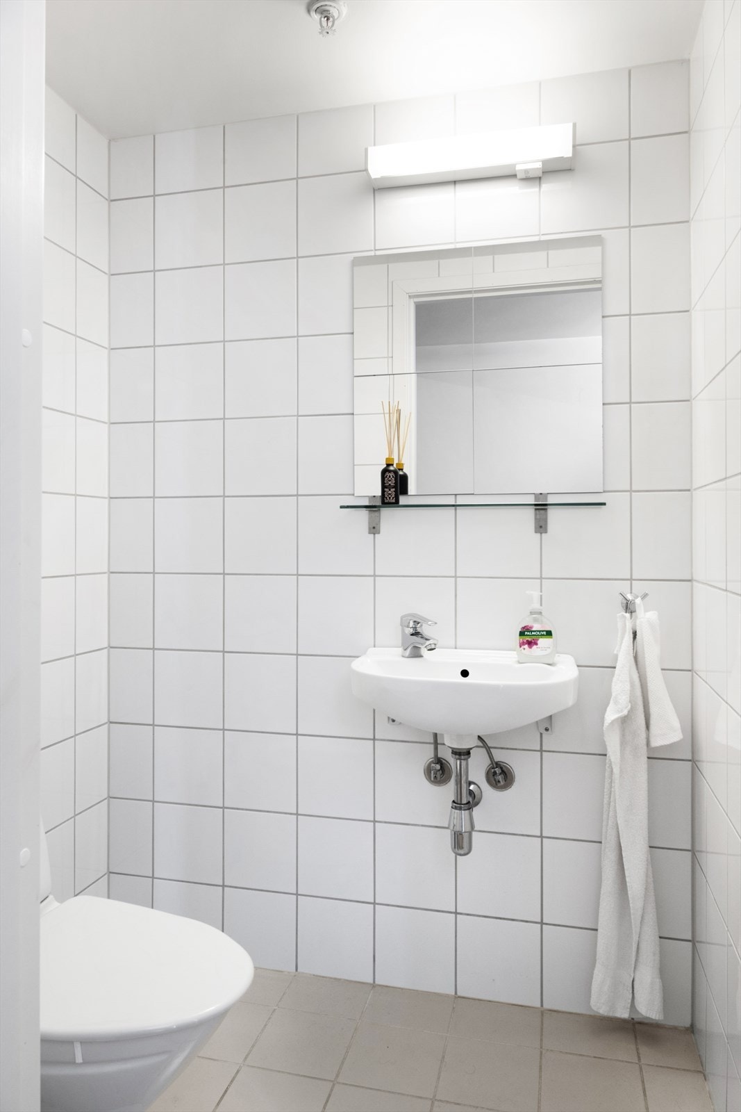 Leiligheten har også eget gjestetoalett adskilt fra baderommet. Galleribilde